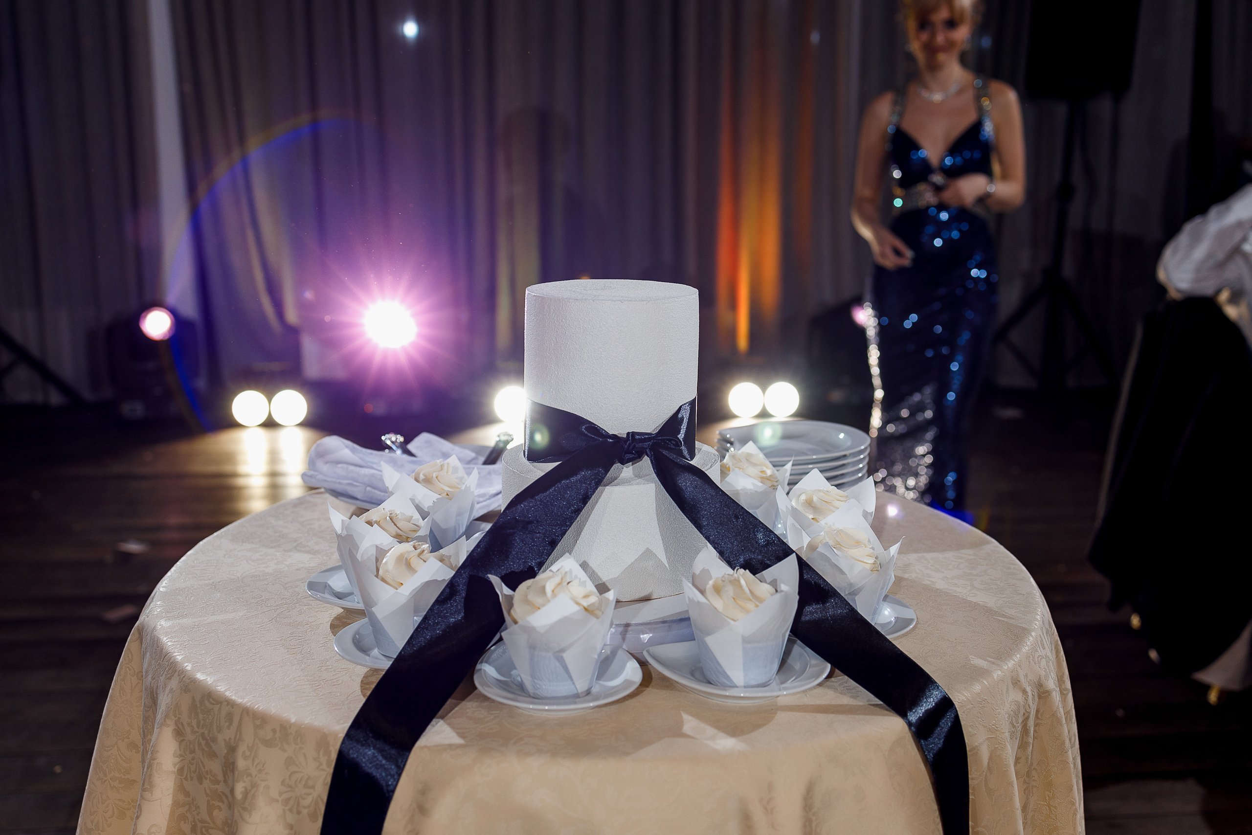 Трепетное утро невесты в гостиничном номере. Олег Сверчков | Свадебный фотограф Вологда