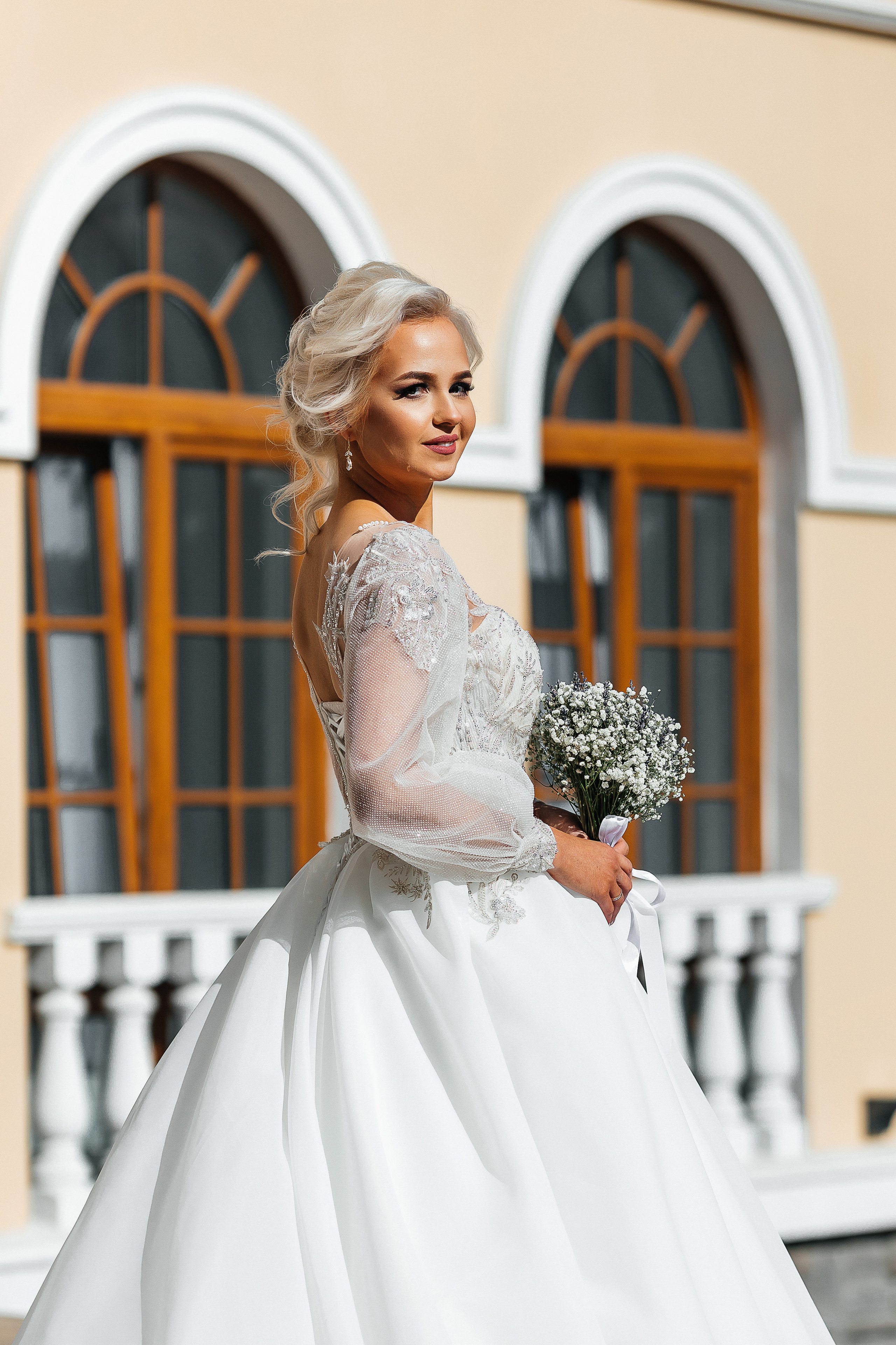 Трепетное утро невесты в гостиничном номере. Олег Сверчков | Свадебный фотограф Вологда