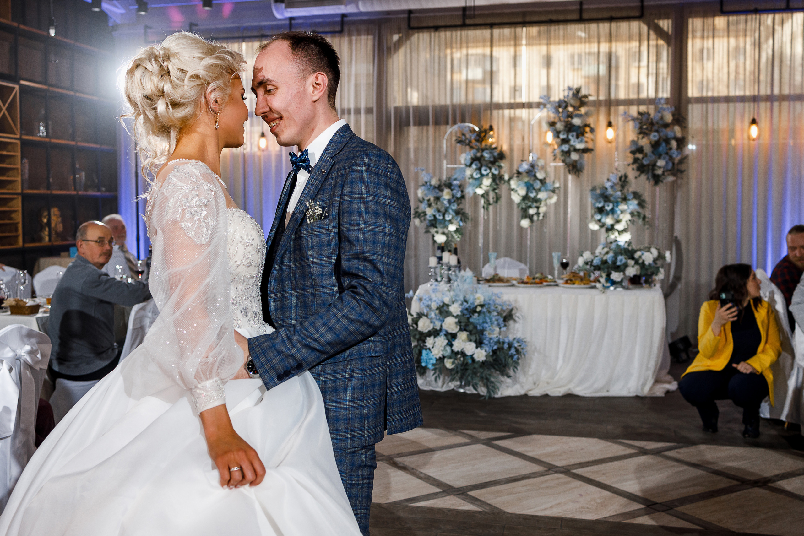 Трепетное утро невесты в гостиничном номере. Олег Сверчков | Свадебный фотограф Вологда