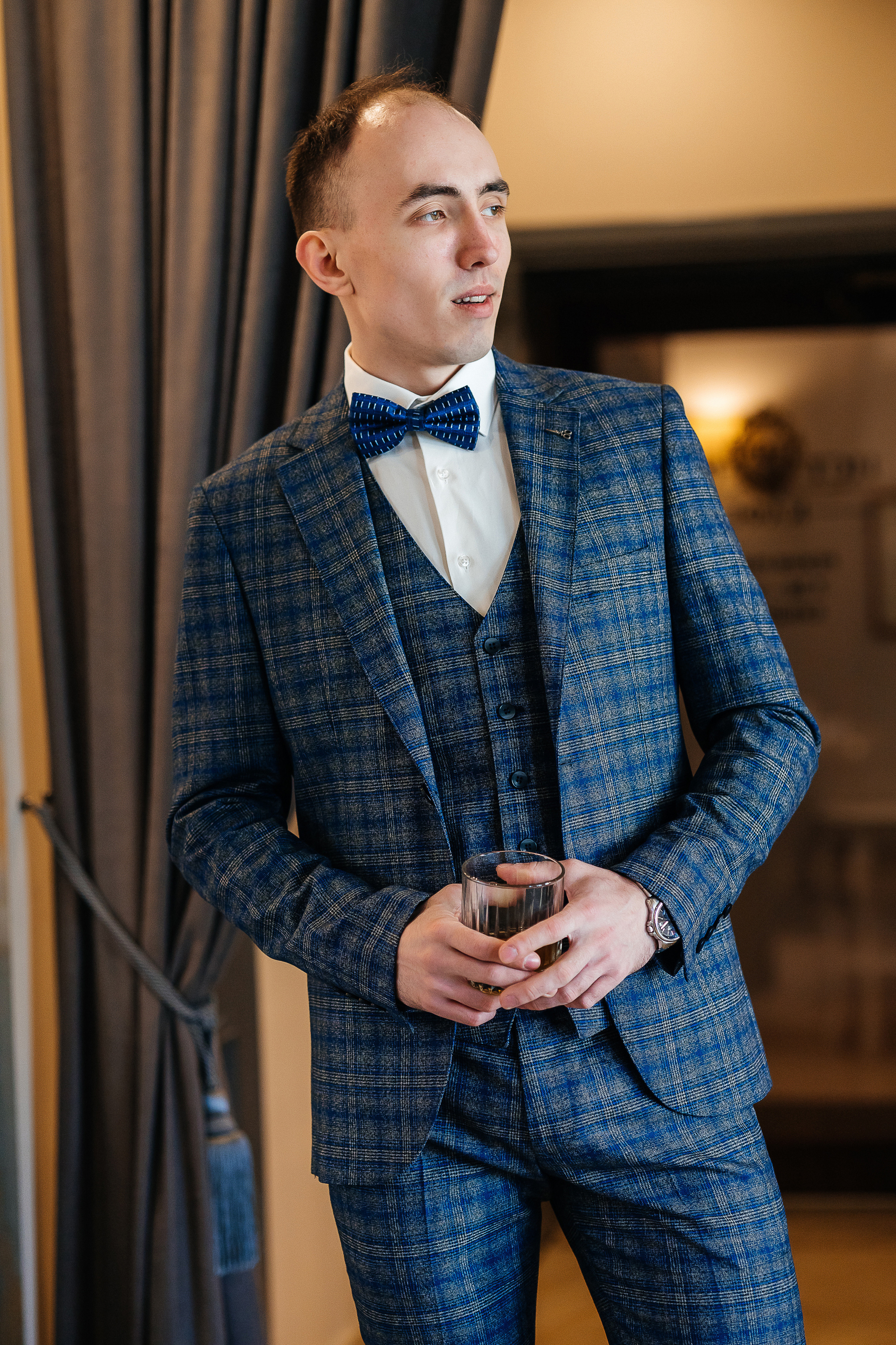 Трепетное утро невесты в гостиничном номере. Олег Сверчков | Свадебный фотограф Вологда