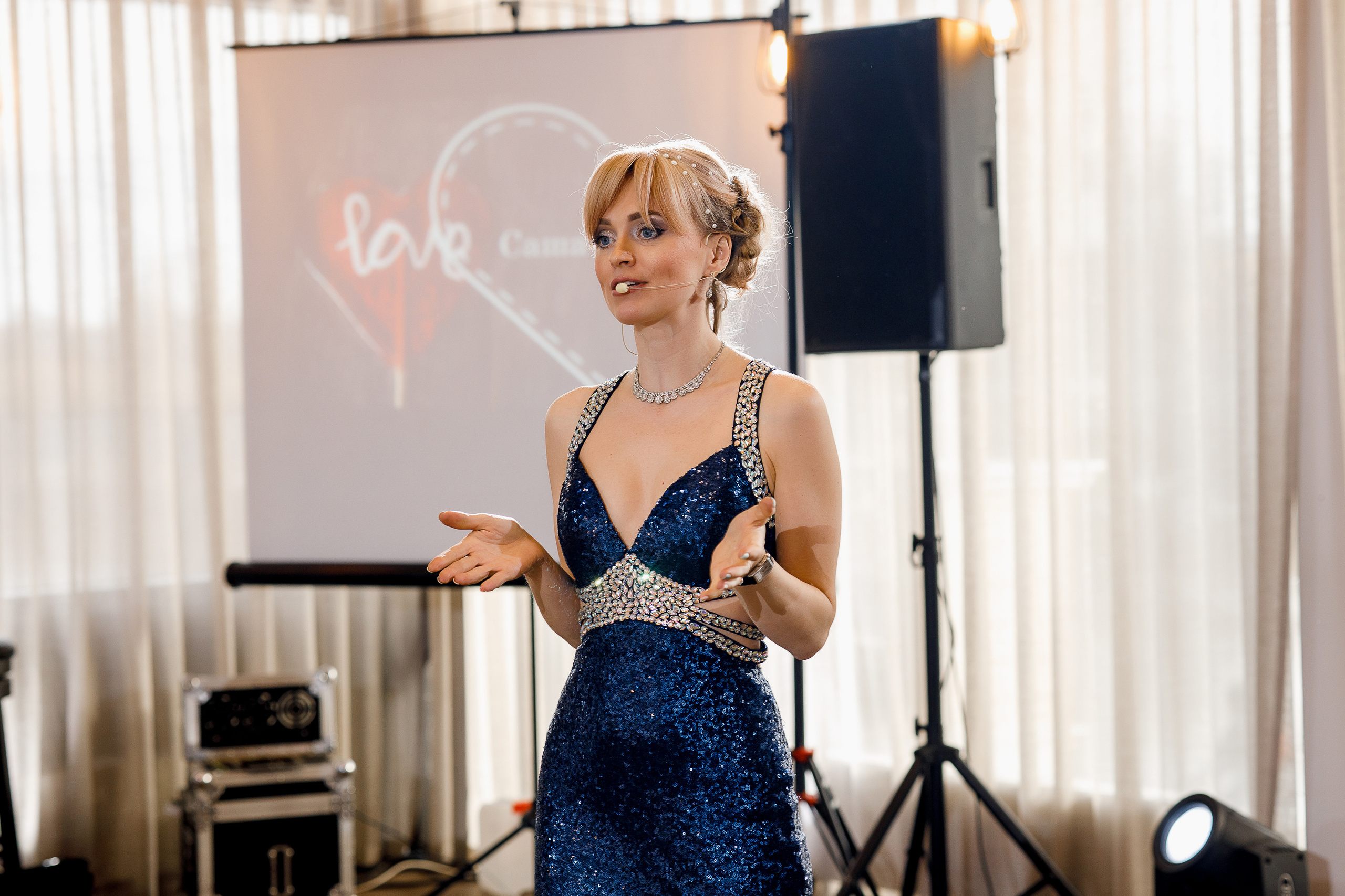 Трепетное утро невесты в гостиничном номере. Олег Сверчков | Свадебный фотограф Вологда