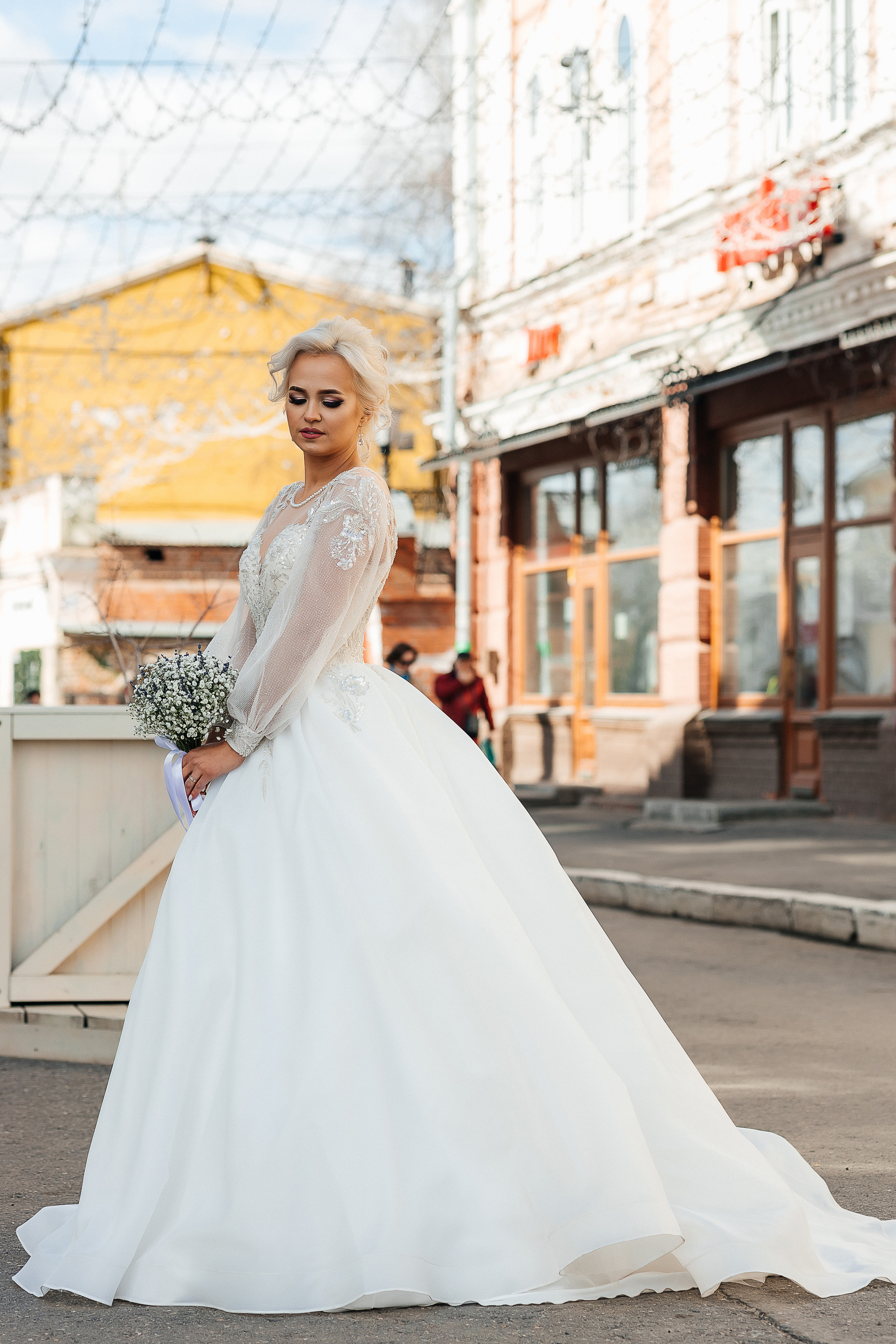 Трепетное утро невесты в гостиничном номере. Олег Сверчков | Свадебный фотограф Вологда