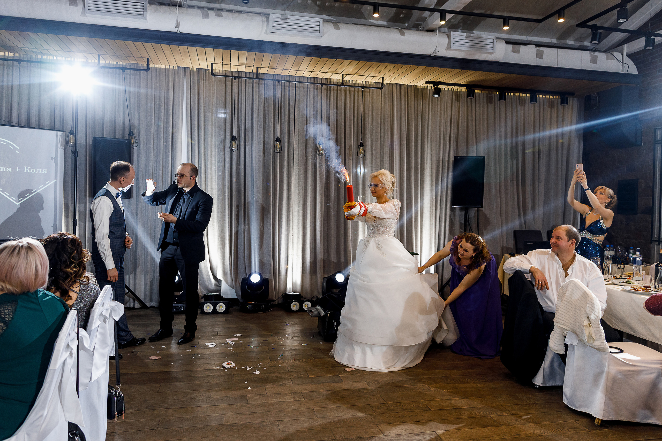 Трепетное утро невесты в гостиничном номере. Олег Сверчков | Свадебный фотограф Вологда