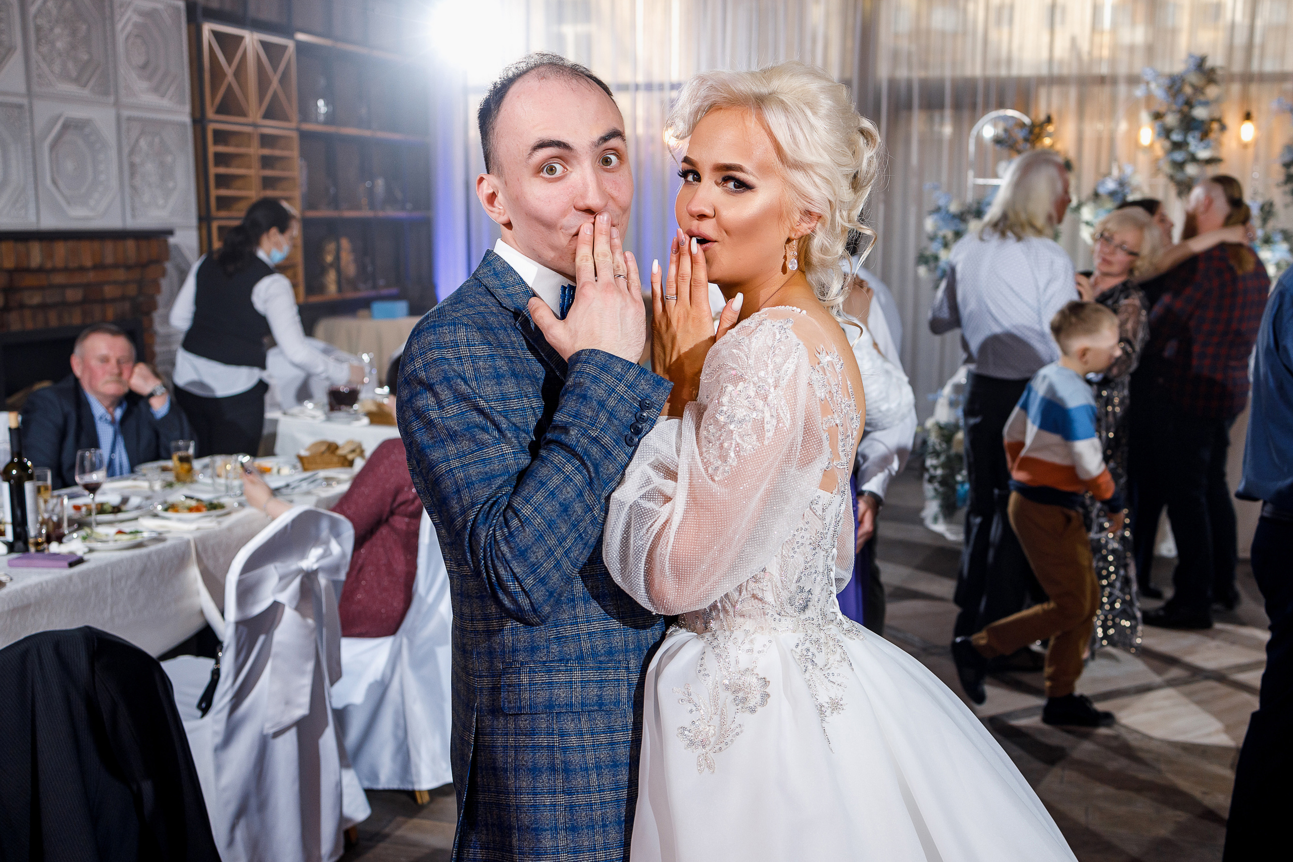 Трепетное утро невесты в гостиничном номере. Олег Сверчков | Свадебный фотограф Вологда