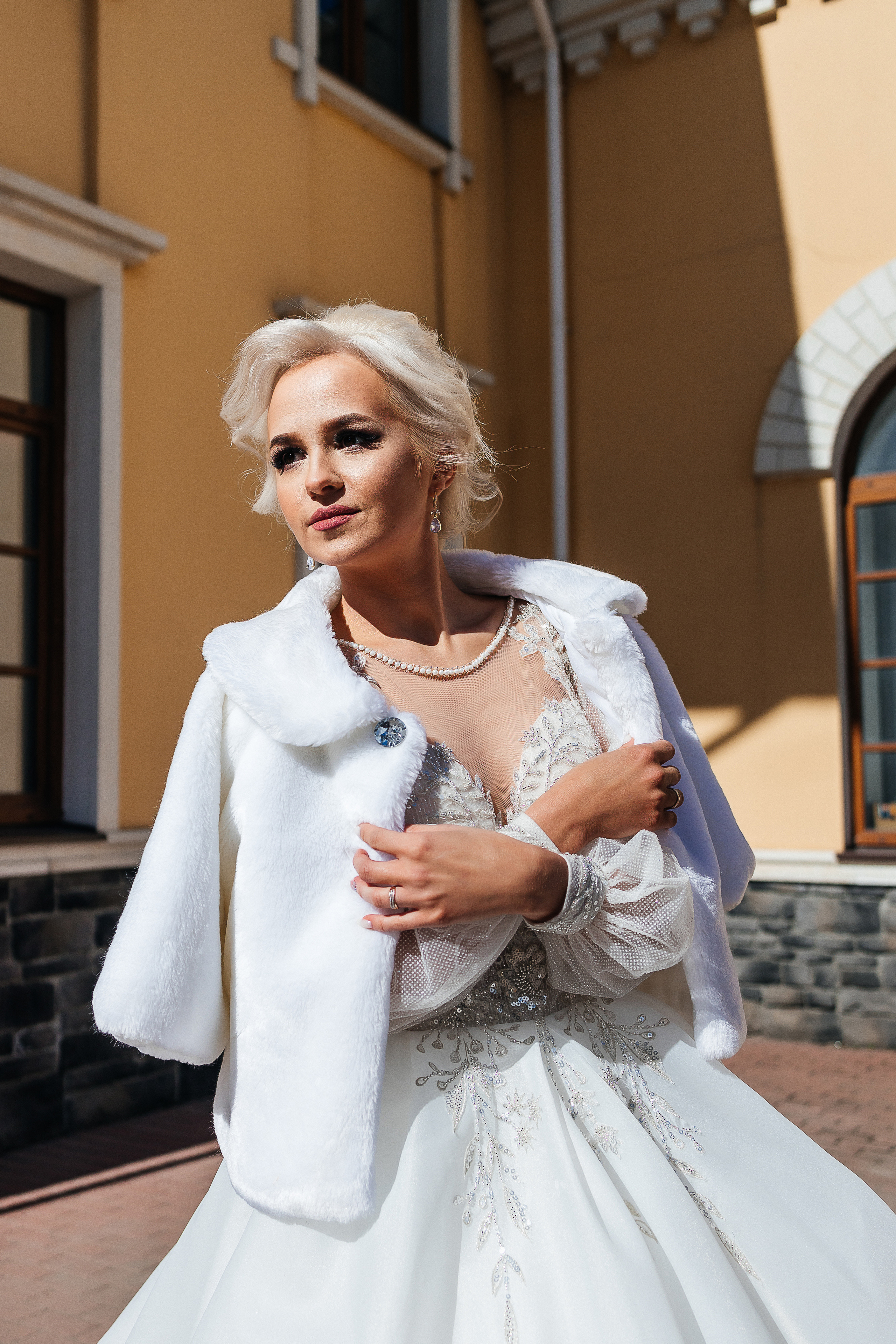 Трепетное утро невесты в гостиничном номере. Олег Сверчков | Свадебный фотограф Вологда