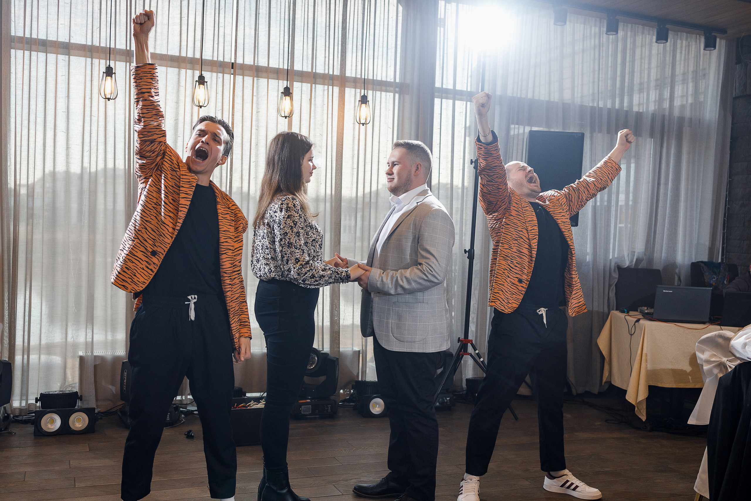 Трепетное утро невесты в гостиничном номере. Олег Сверчков | Свадебный фотограф Вологда