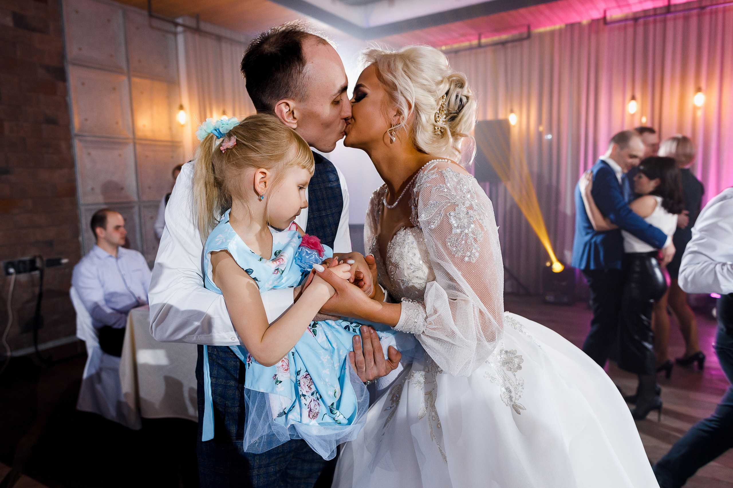 Трепетное утро невесты в гостиничном номере. Олег Сверчков | Свадебный фотограф Вологда