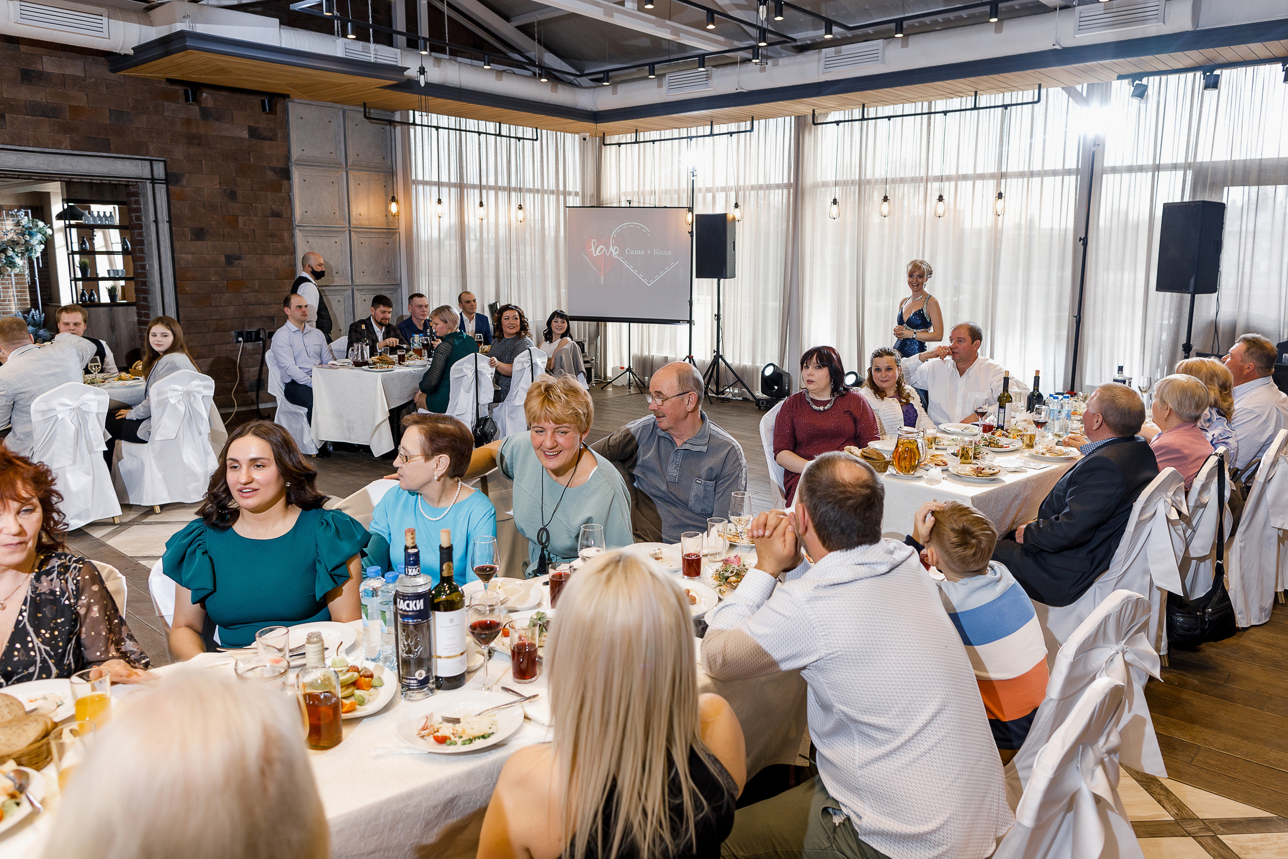 Трепетное утро невесты в гостиничном номере. Олег Сверчков | Свадебный фотограф Вологда