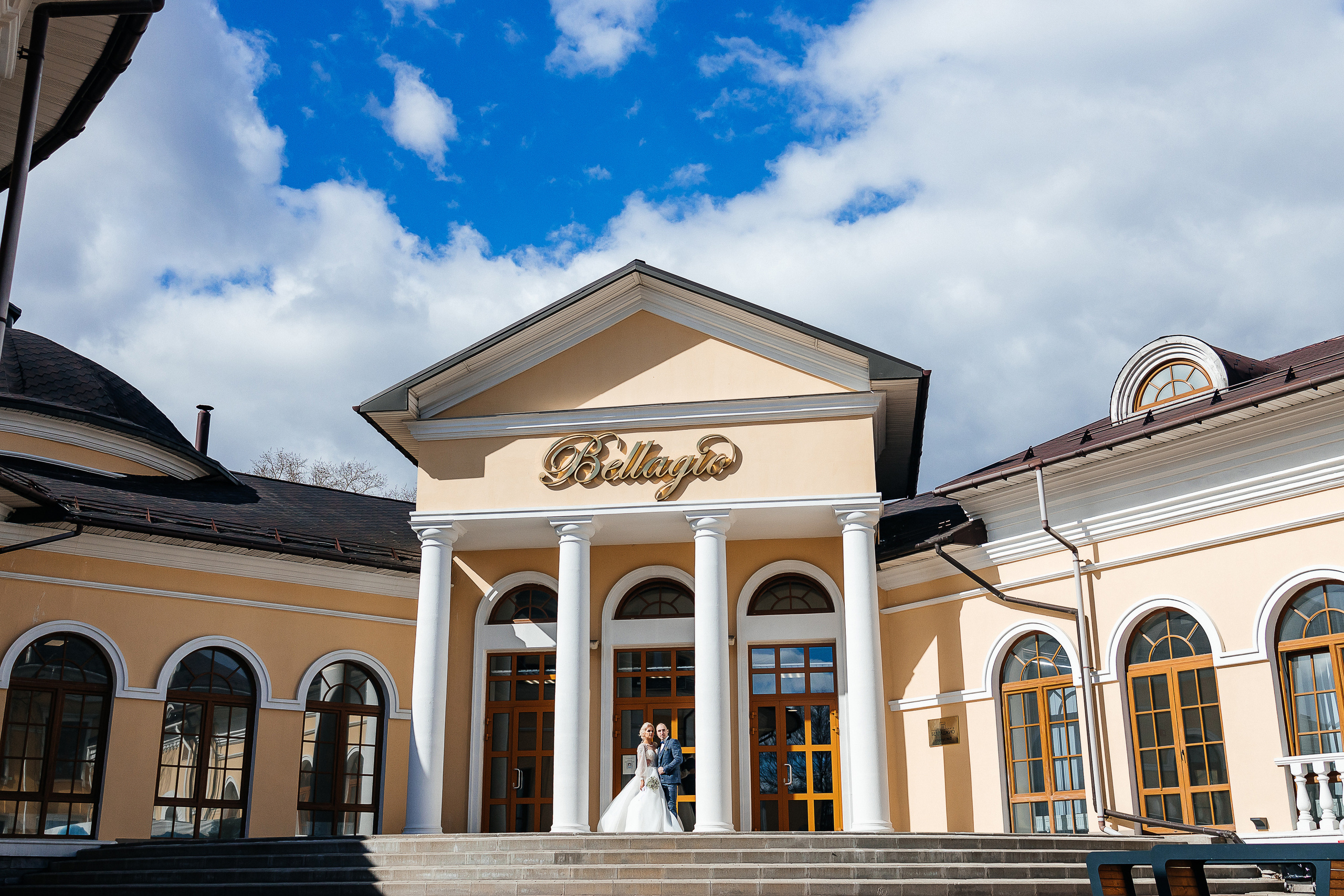 Трепетное утро невесты в гостиничном номере. Олег Сверчков | Свадебный фотограф Вологда