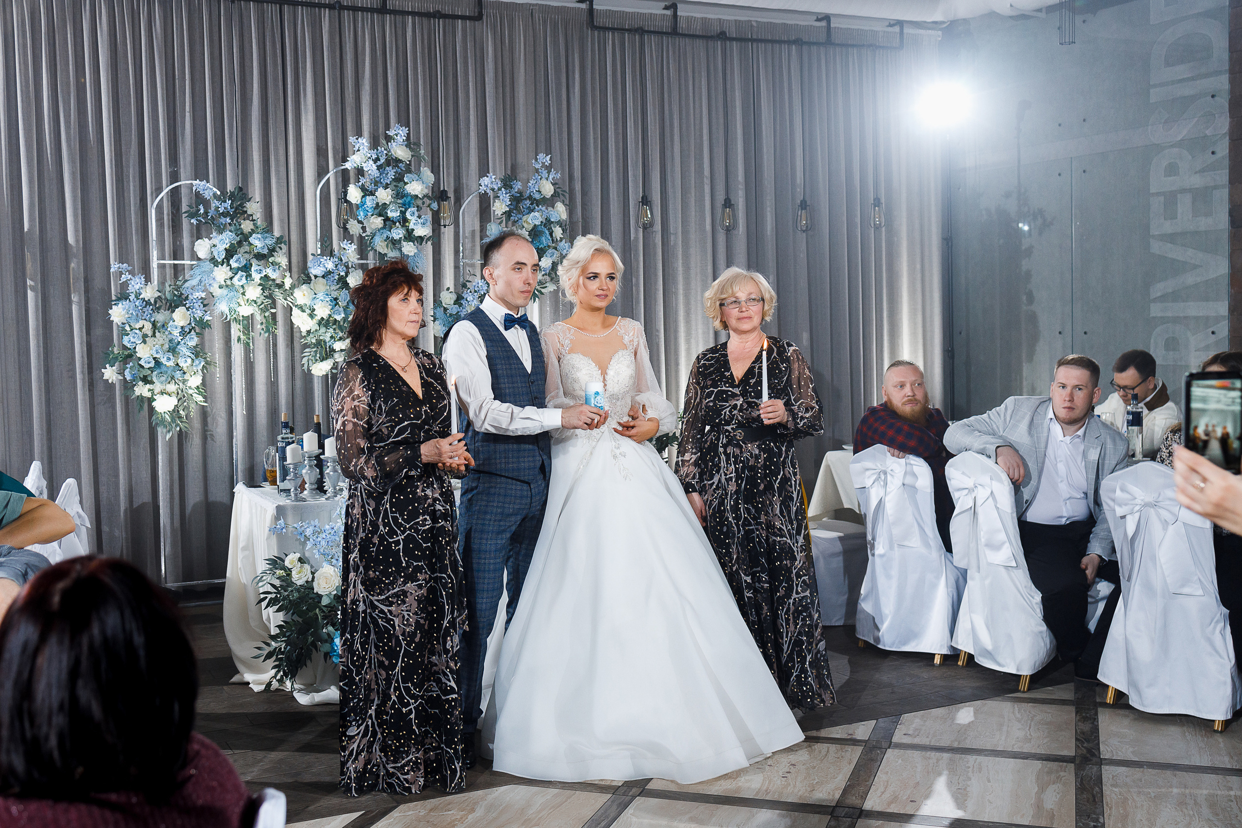 Трепетное утро невесты в гостиничном номере. Олег Сверчков | Свадебный фотограф Вологда