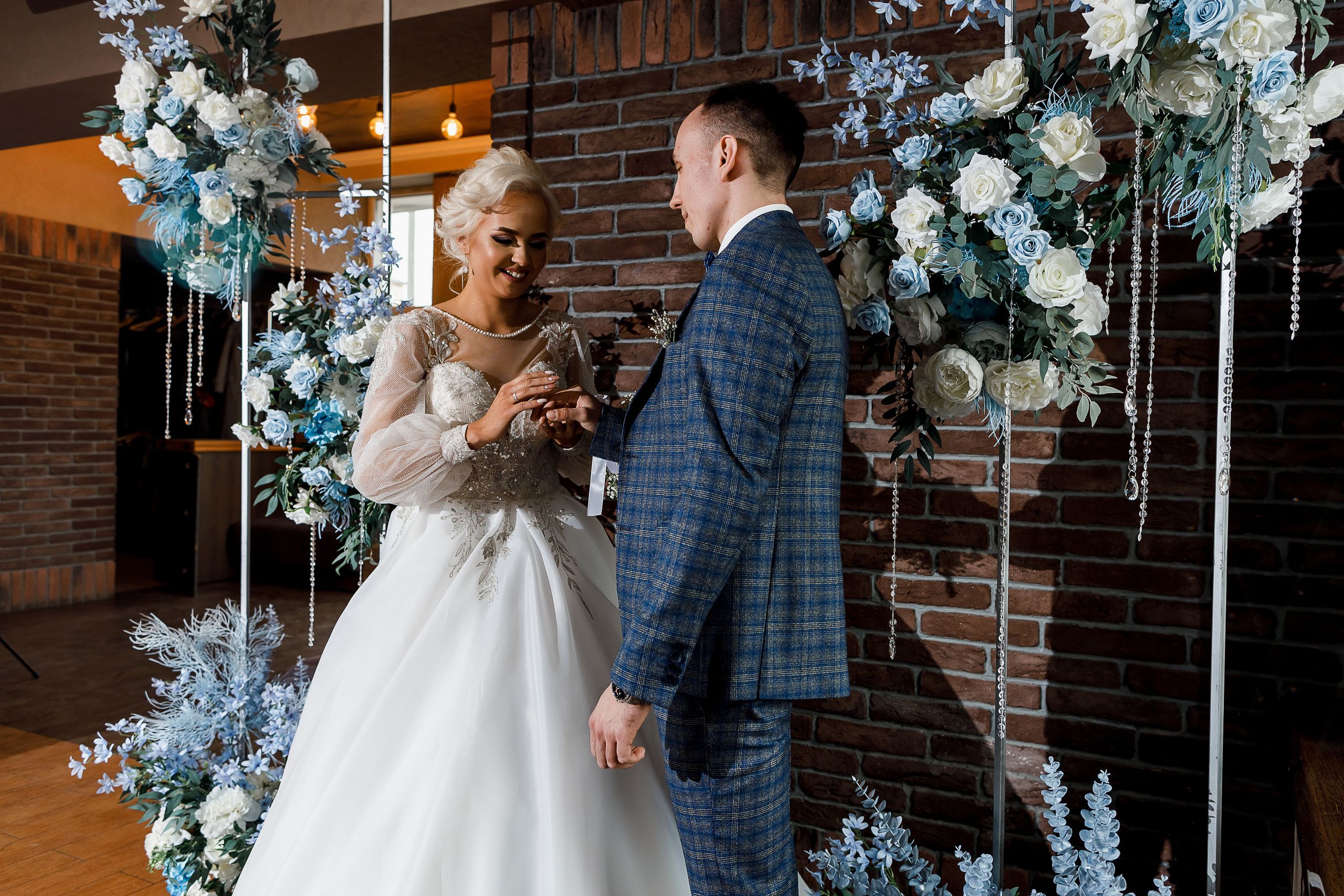 Трепетное утро невесты в гостиничном номере. Олег Сверчков | Свадебный фотограф Вологда