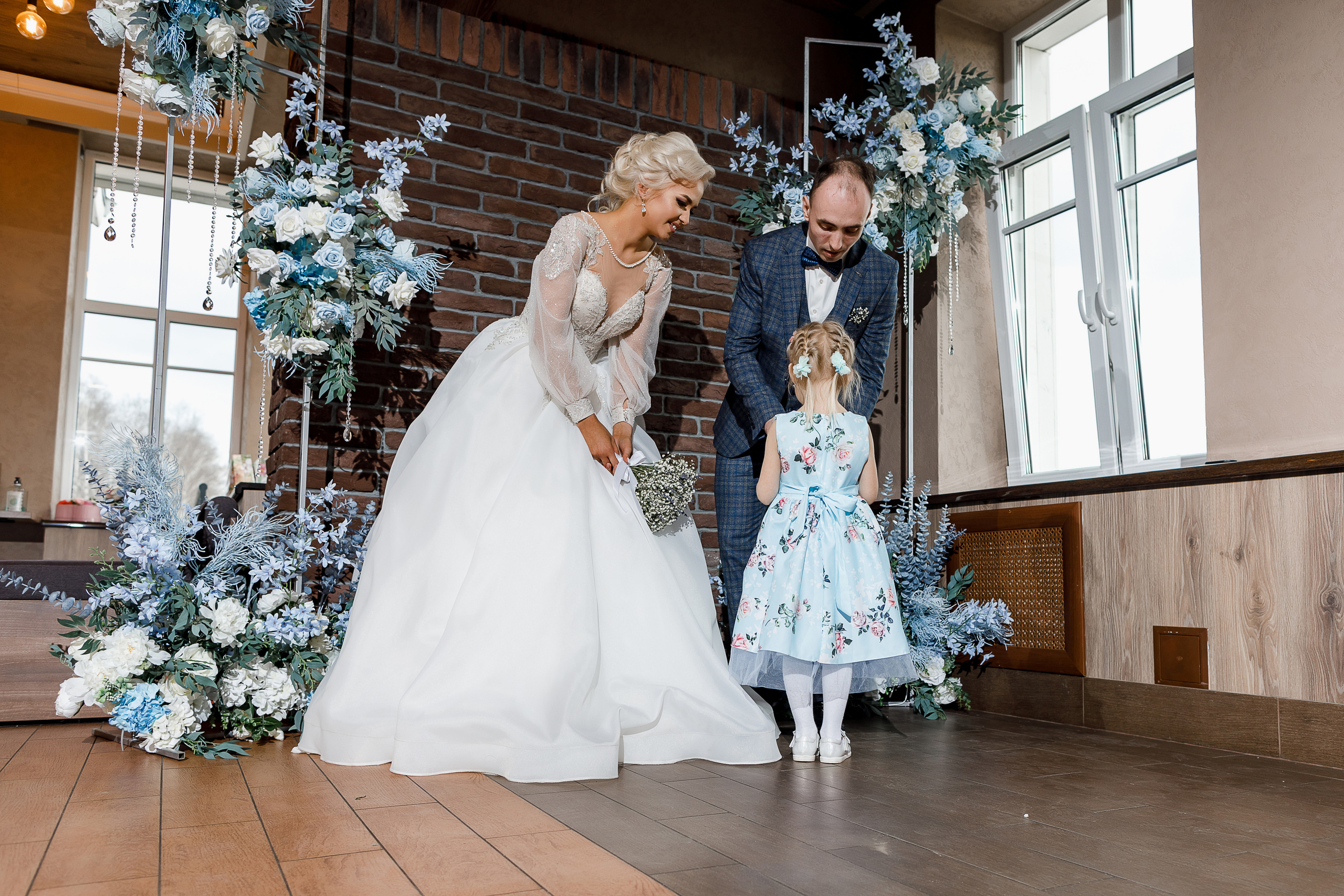 Трепетное утро невесты в гостиничном номере. Олег Сверчков | Свадебный фотограф Вологда