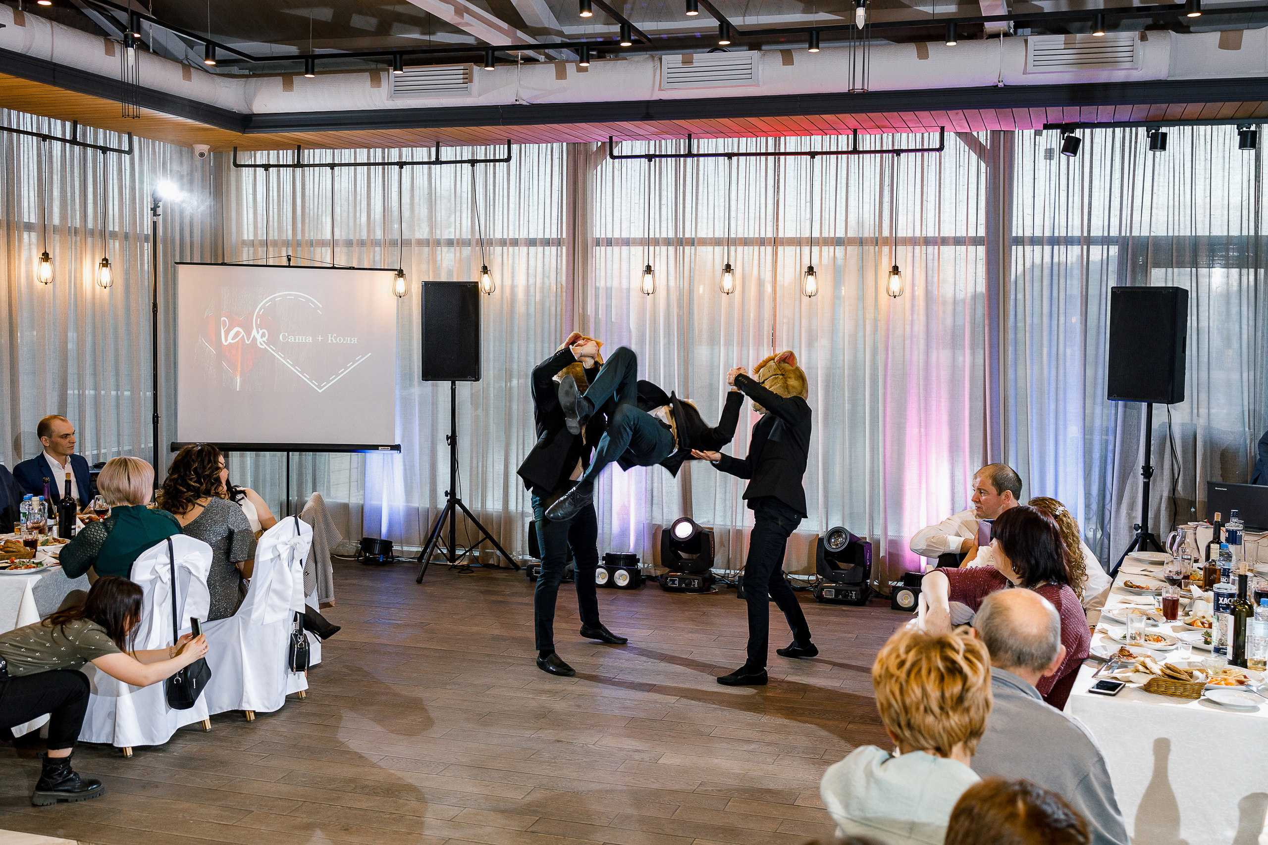 Трепетное утро невесты в гостиничном номере. Олег Сверчков | Свадебный фотограф Вологда