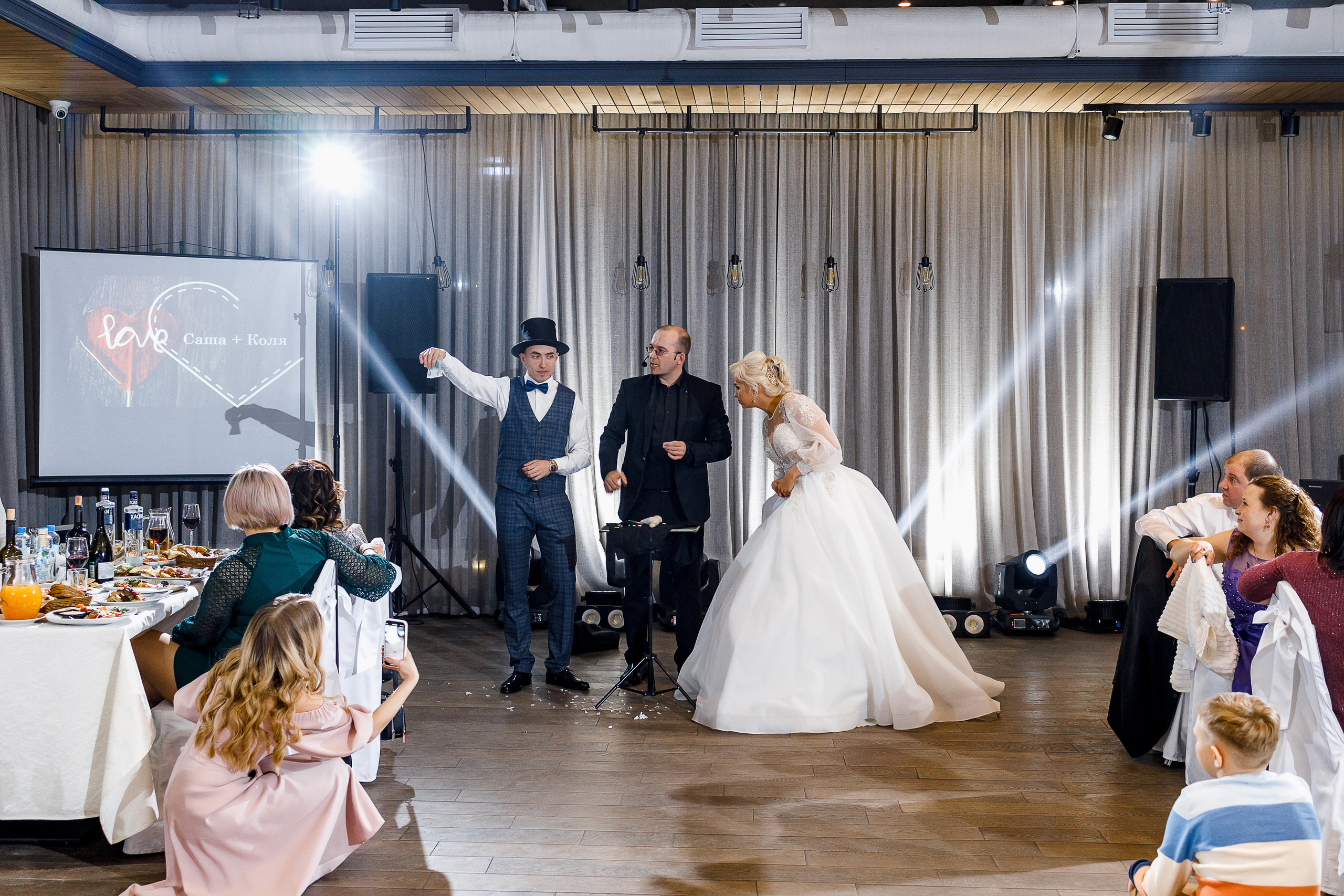 Трепетное утро невесты в гостиничном номере. Олег Сверчков | Свадебный фотограф Вологда