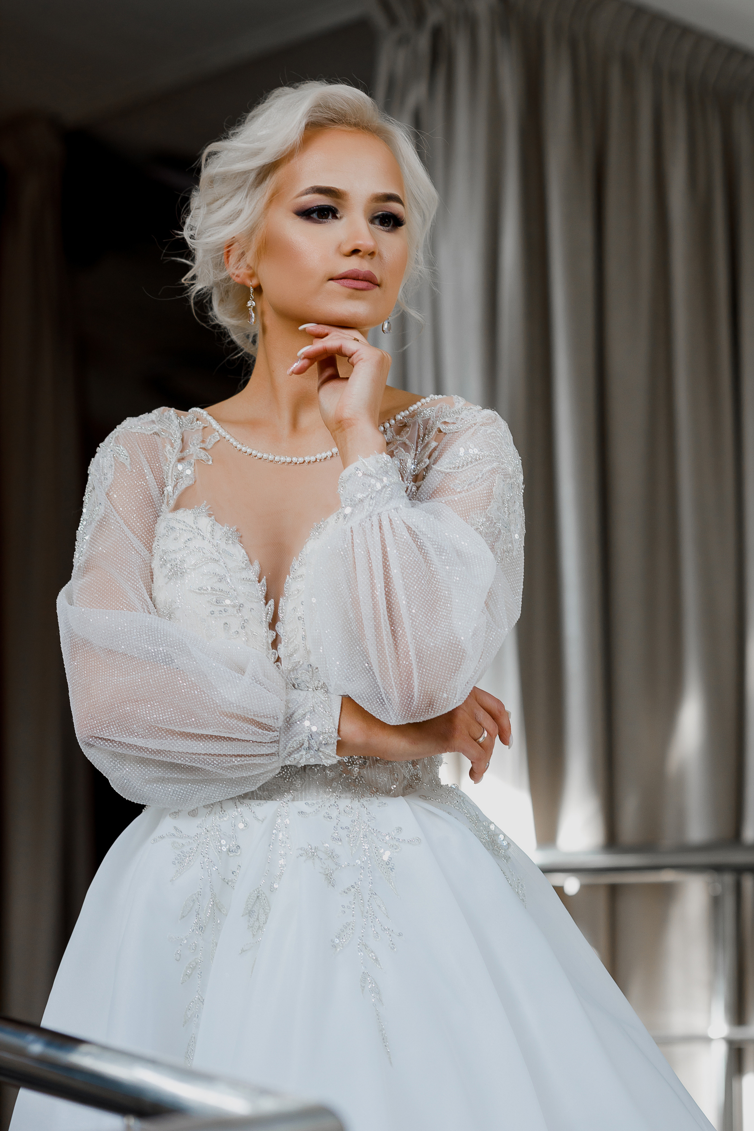 Трепетное утро невесты в гостиничном номере. Олег Сверчков | Свадебный фотограф Вологда