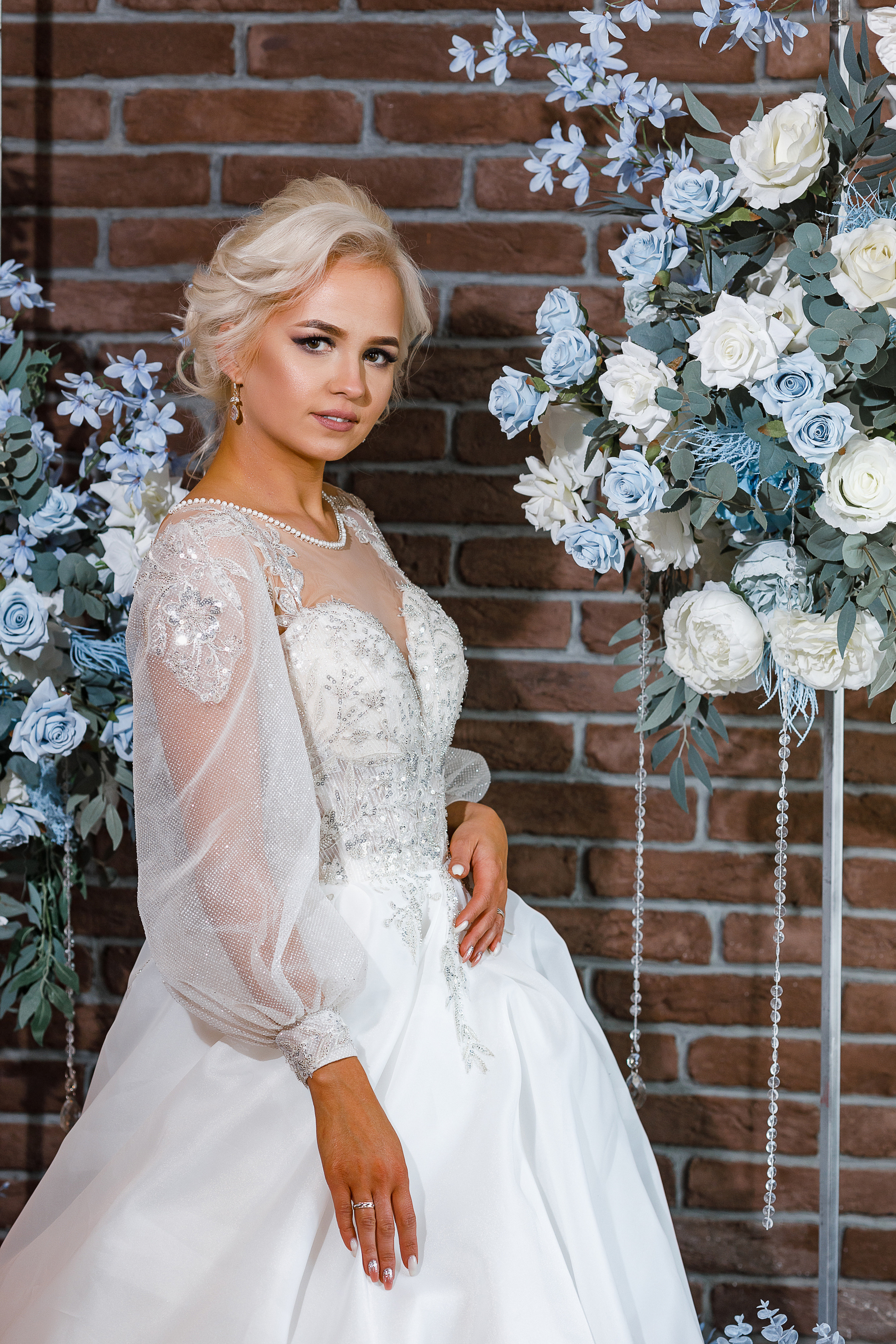 Трепетное утро невесты в гостиничном номере. Олег Сверчков | Свадебный фотограф Вологда