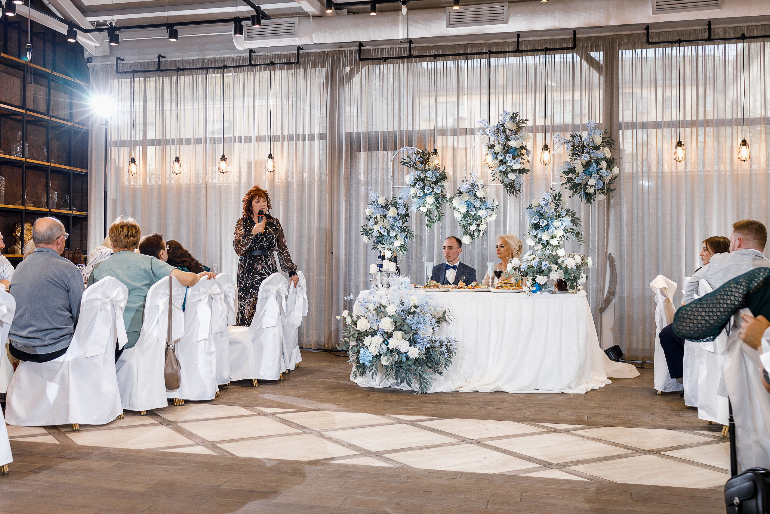 Трепетное утро невесты в гостиничном номере. Олег Сверчков | Свадебный фотограф Вологда