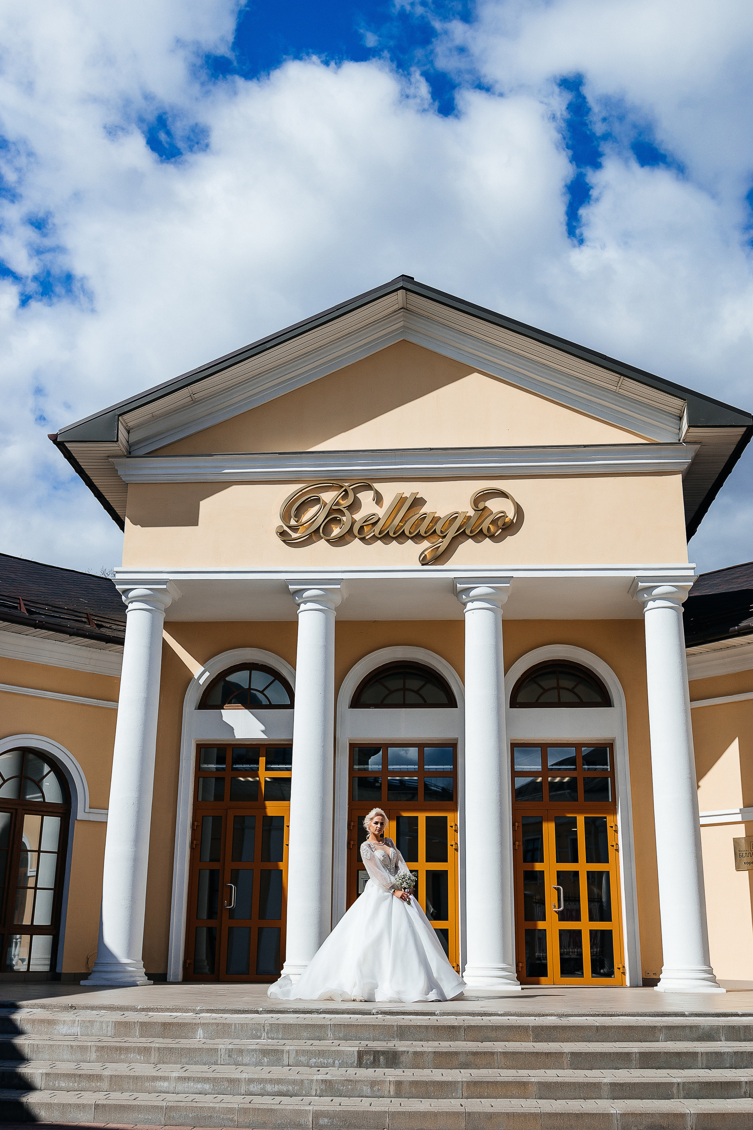 Трепетное утро невесты в гостиничном номере. Олег Сверчков | Свадебный фотограф Вологда