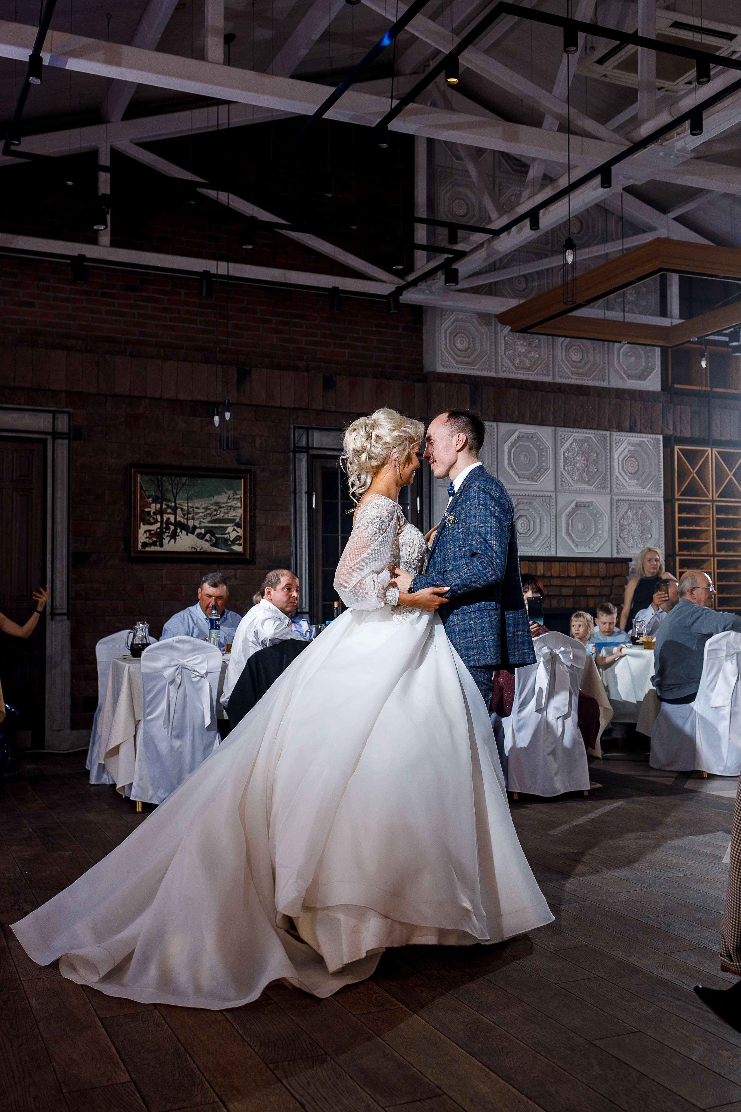 Трепетное утро невесты в гостиничном номере. Олег Сверчков | Свадебный фотограф Вологда