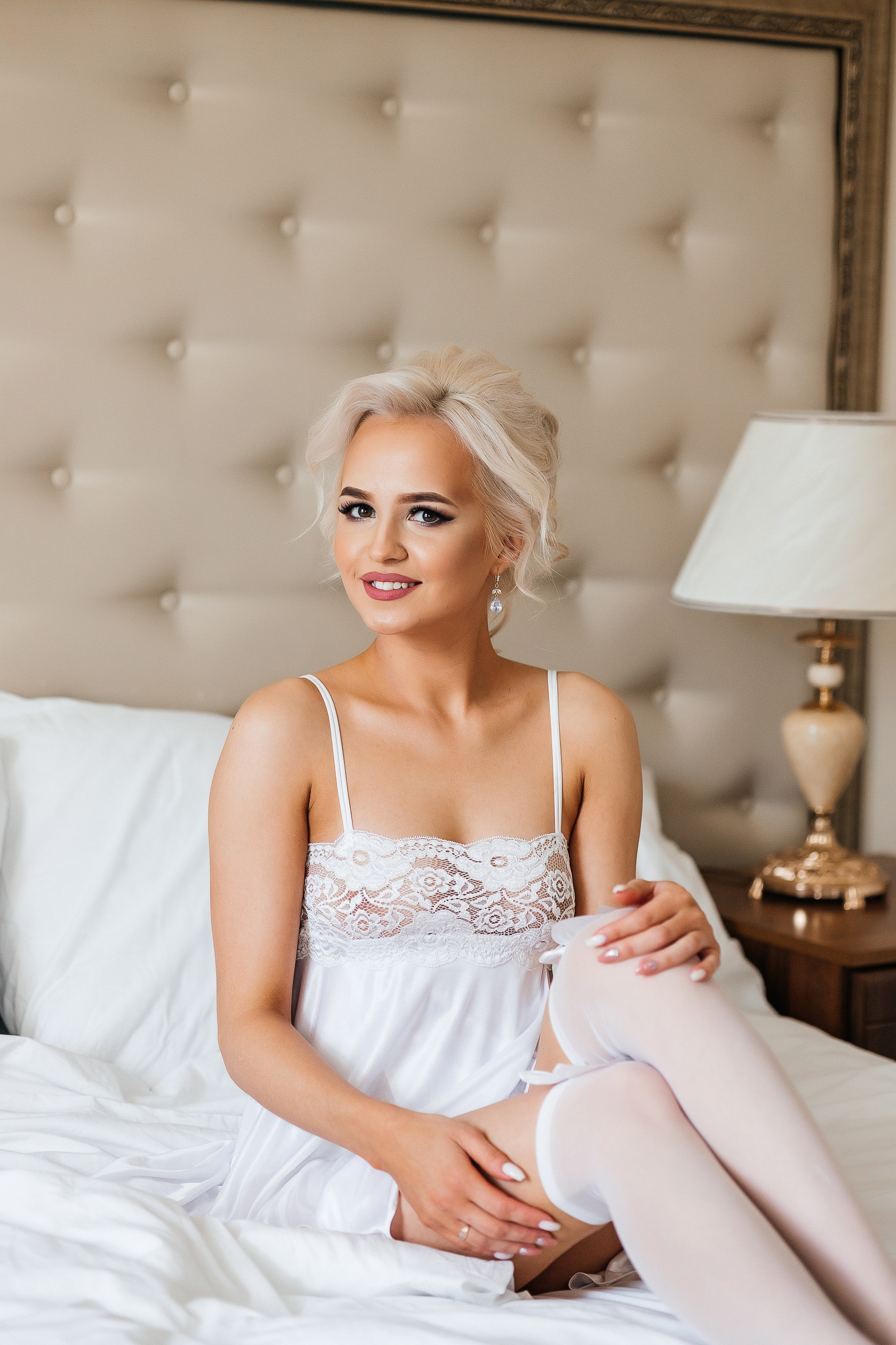 Трепетное утро невесты в гостиничном номере. Олег Сверчков | Свадебный фотограф Вологда