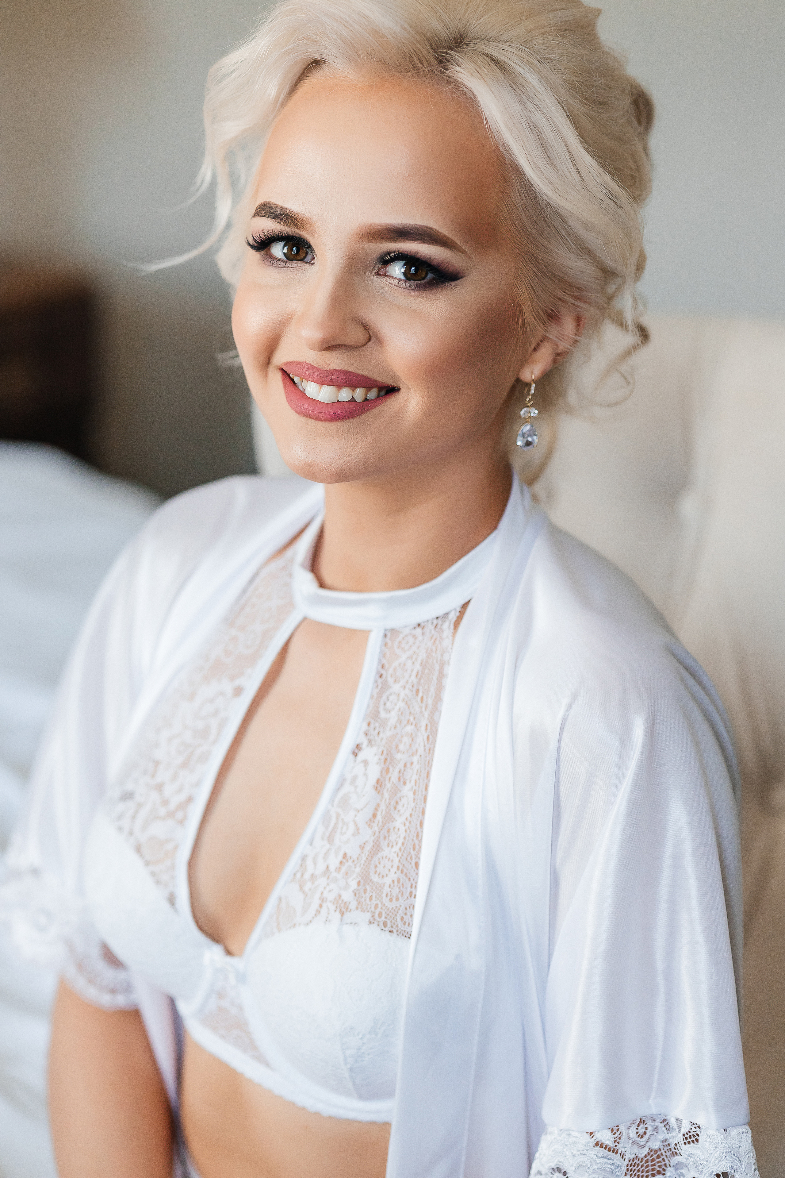 Трепетное утро невесты в гостиничном номере. Олег Сверчков | Свадебный фотограф Вологда