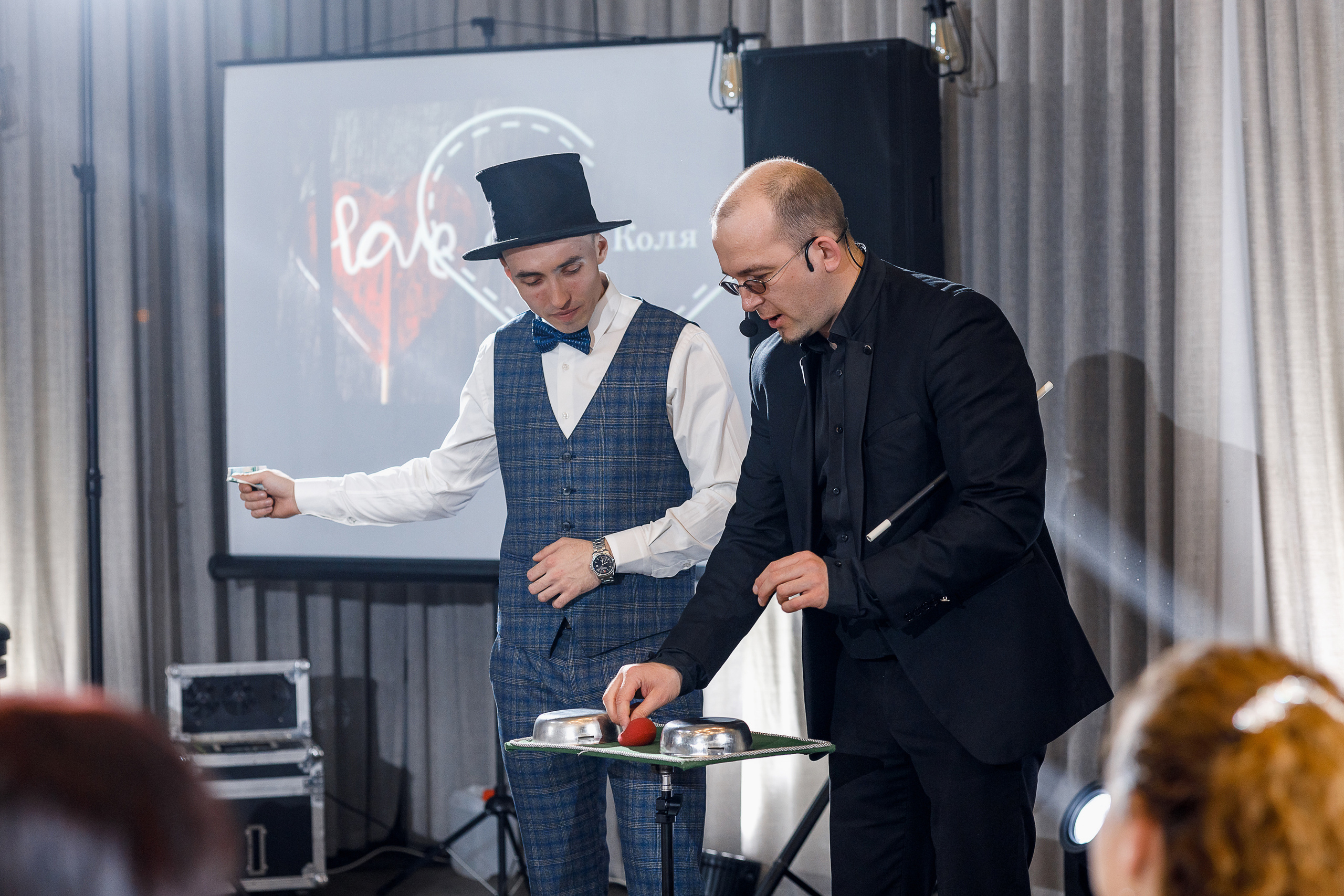 Трепетное утро невесты в гостиничном номере. Олег Сверчков | Свадебный фотограф Вологда