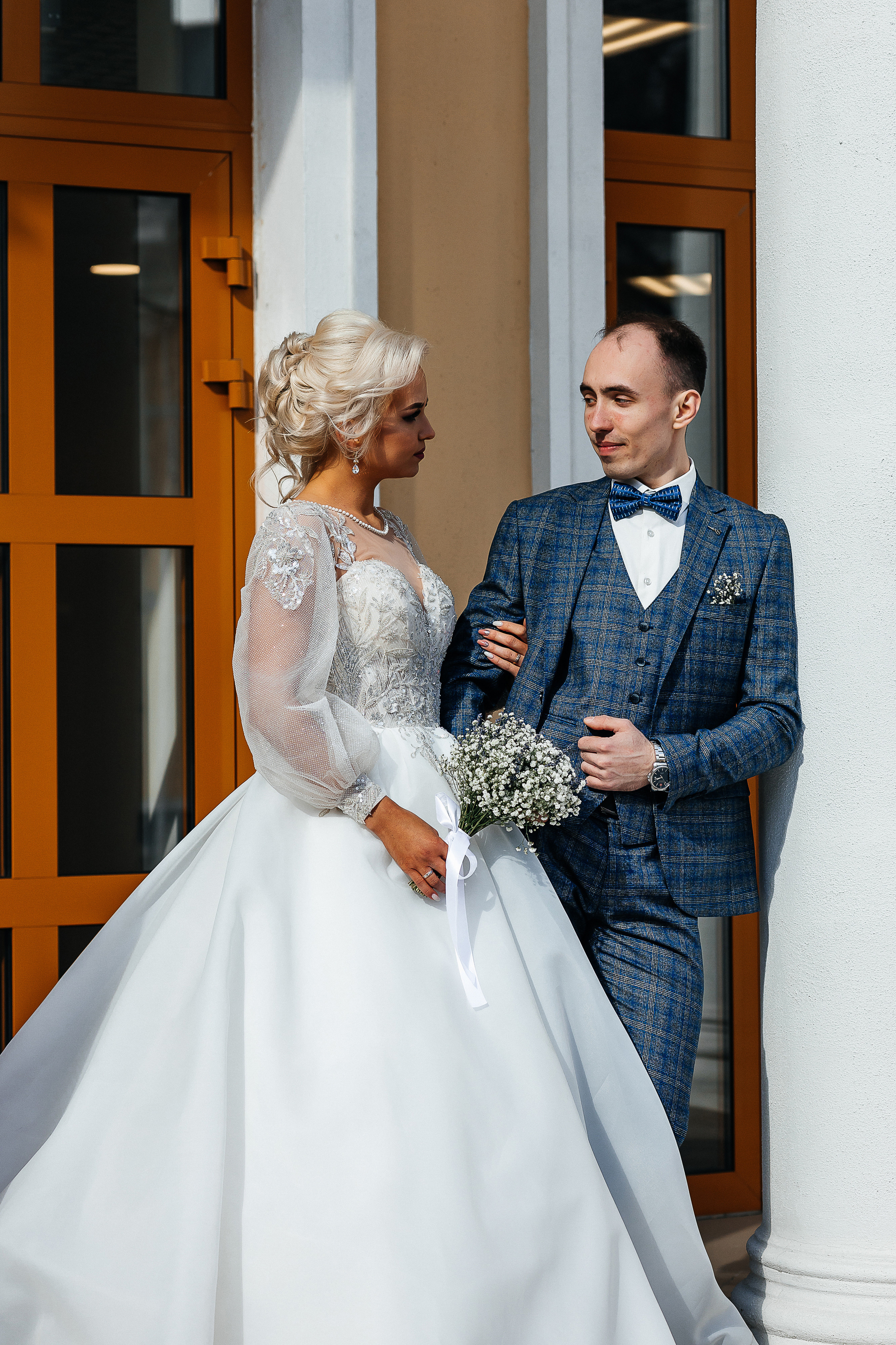 Трепетное утро невесты в гостиничном номере. Олег Сверчков | Свадебный фотограф Вологда