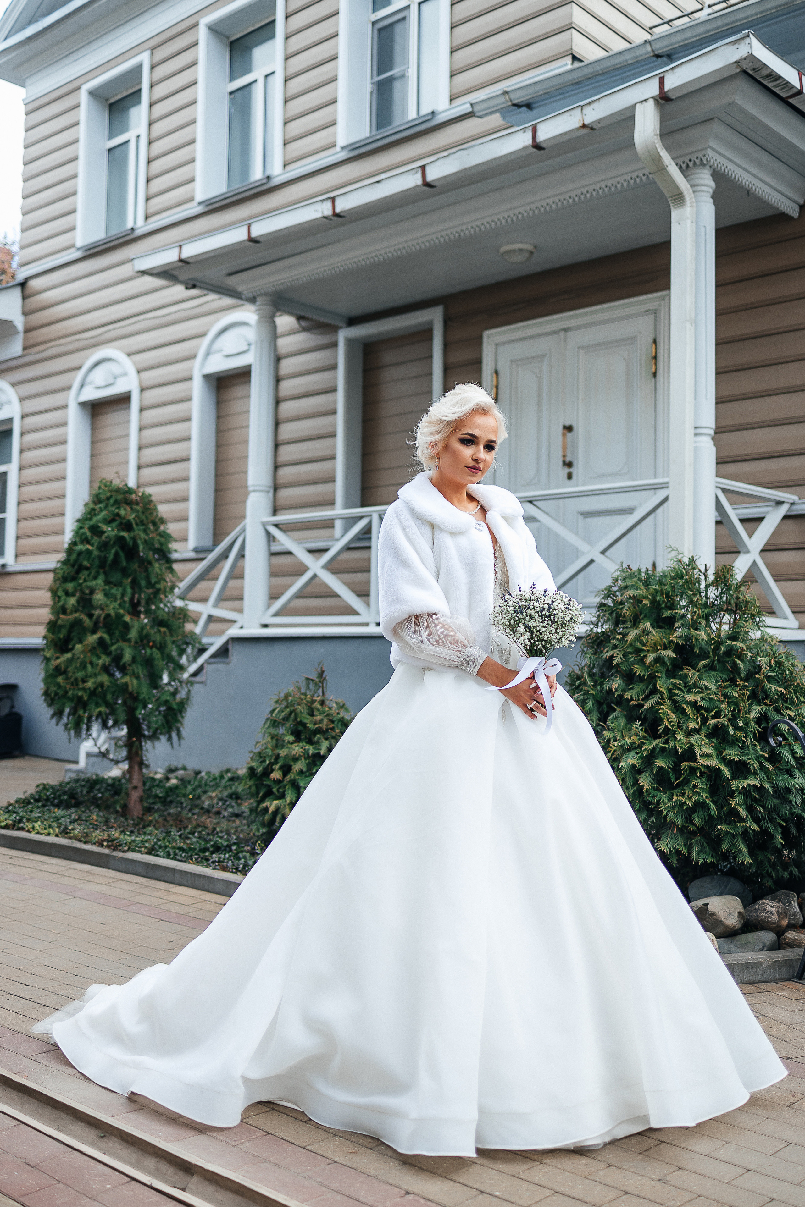 Трепетное утро невесты в гостиничном номере. Олег Сверчков | Свадебный фотограф Вологда