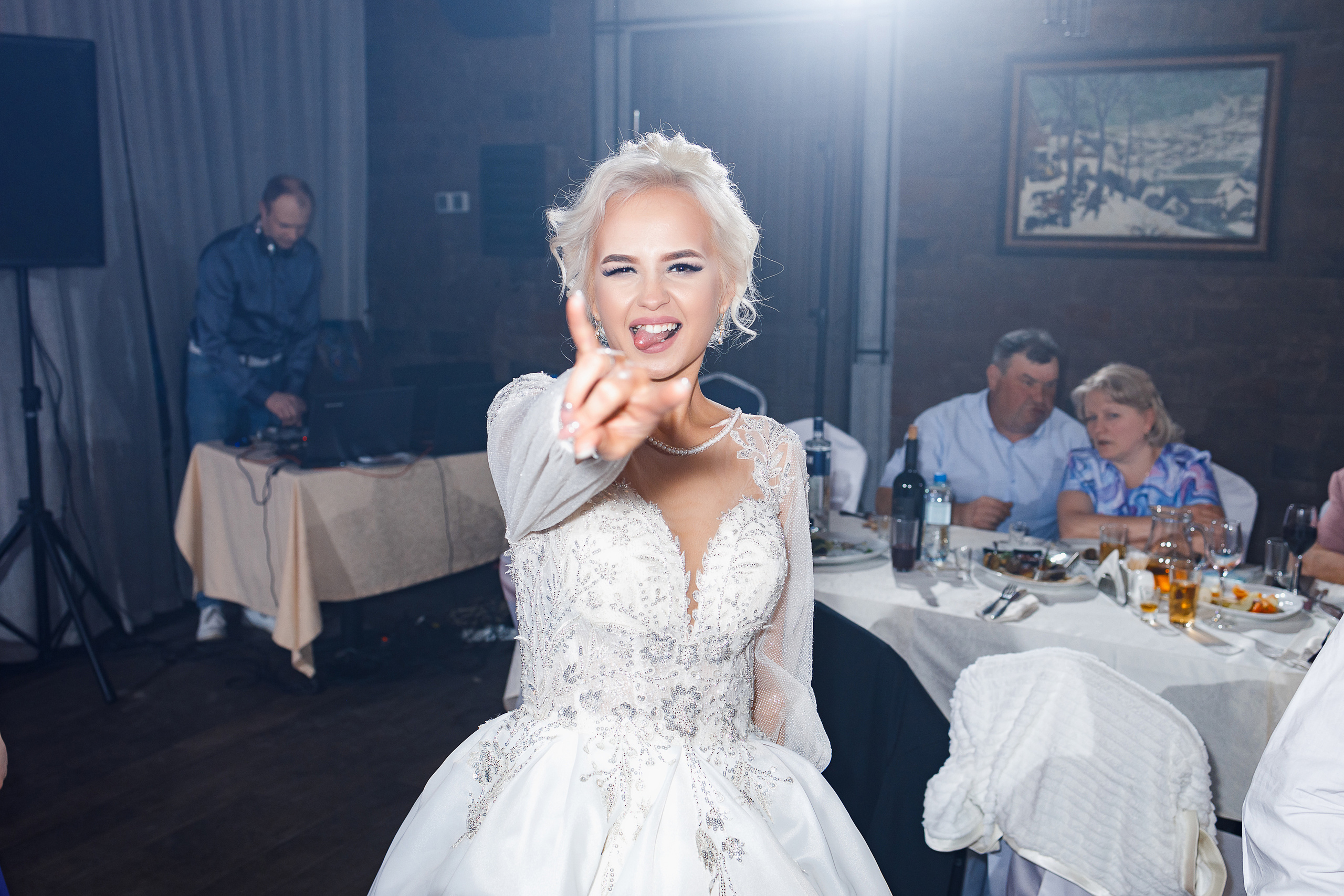 Трепетное утро невесты в гостиничном номере. Олег Сверчков | Свадебный фотограф Вологда