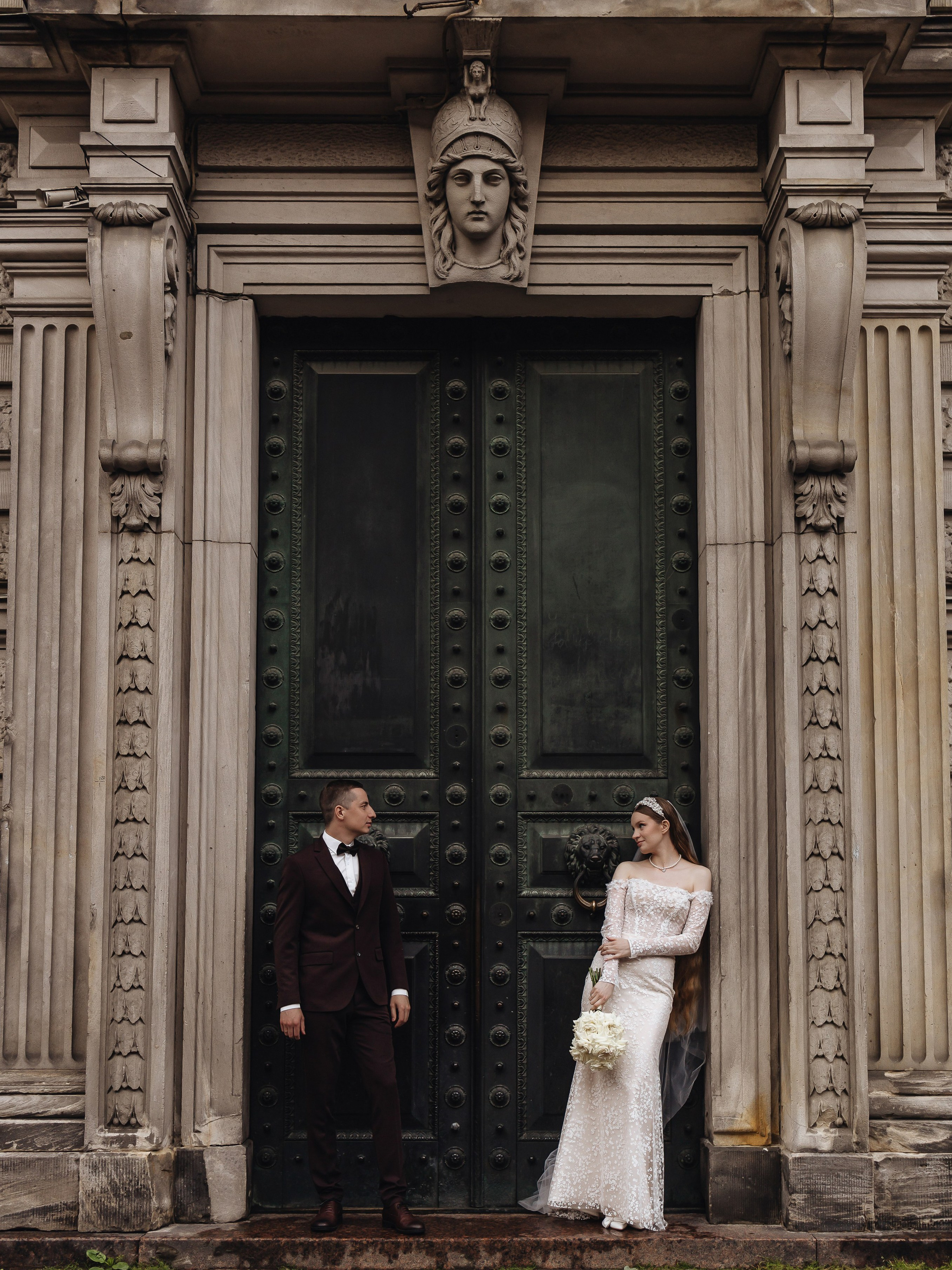 Свадебная съёмка в Летнем саду и у Академии Штиглица в СПб. Тенистые аллеи, мраморные скульптуры, парадная архитектура и виды на Дворцовую набережную. Романтичные локации для фотопрогулки после ЗАГСа