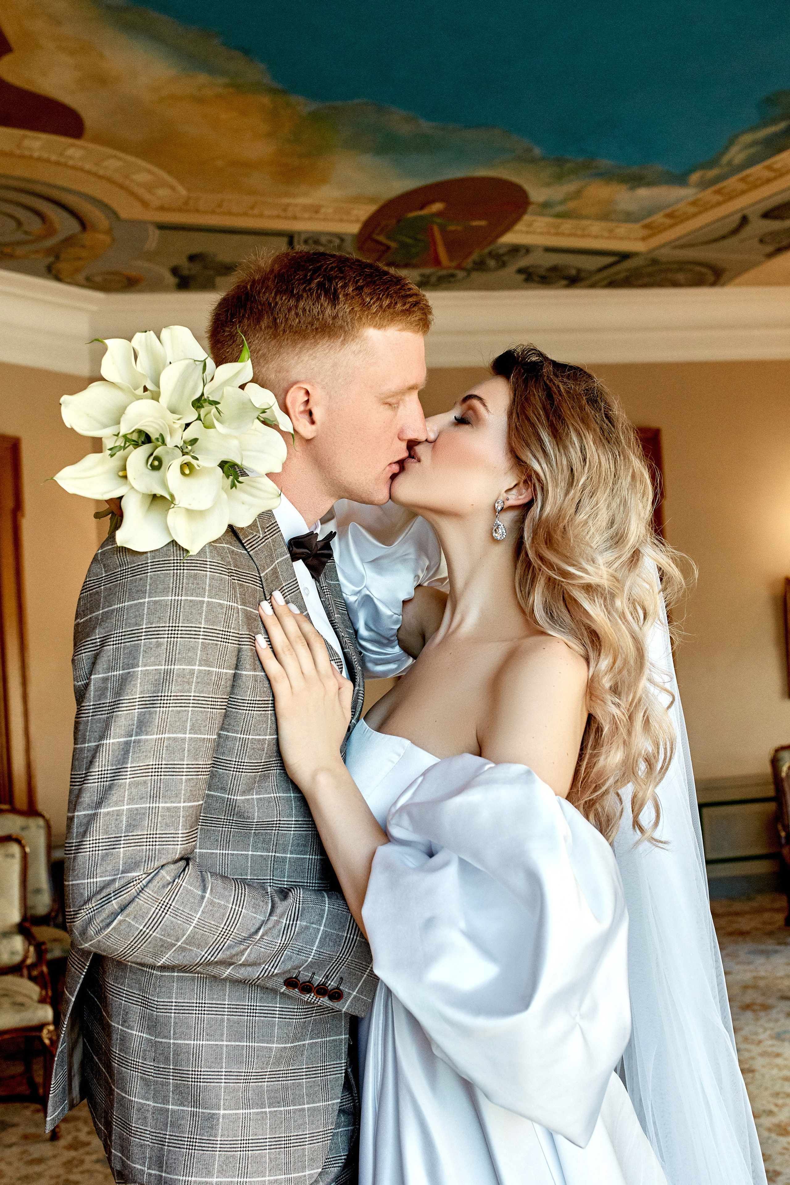 Свадебный фотограф, помимо непосредственной подготовке к съемке и её проведения, должен уделять внимание постобработке и ретуши фото. С её помощью можно устранить все мелкие недостатки и подчеркнуть достоинства.