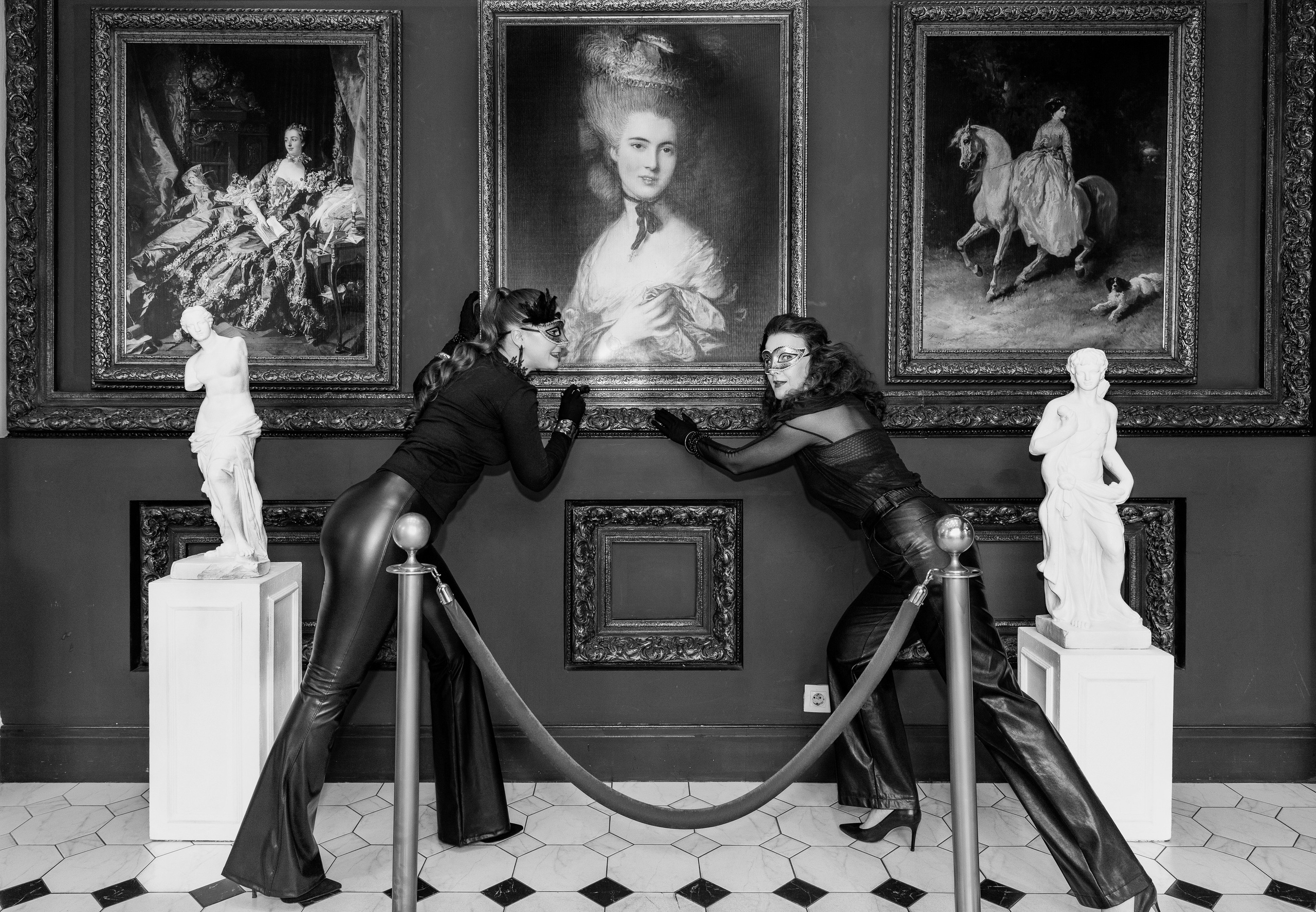 Фотосессия про ограбление, на фото две девушки в интерьерной студии, фото черно белое