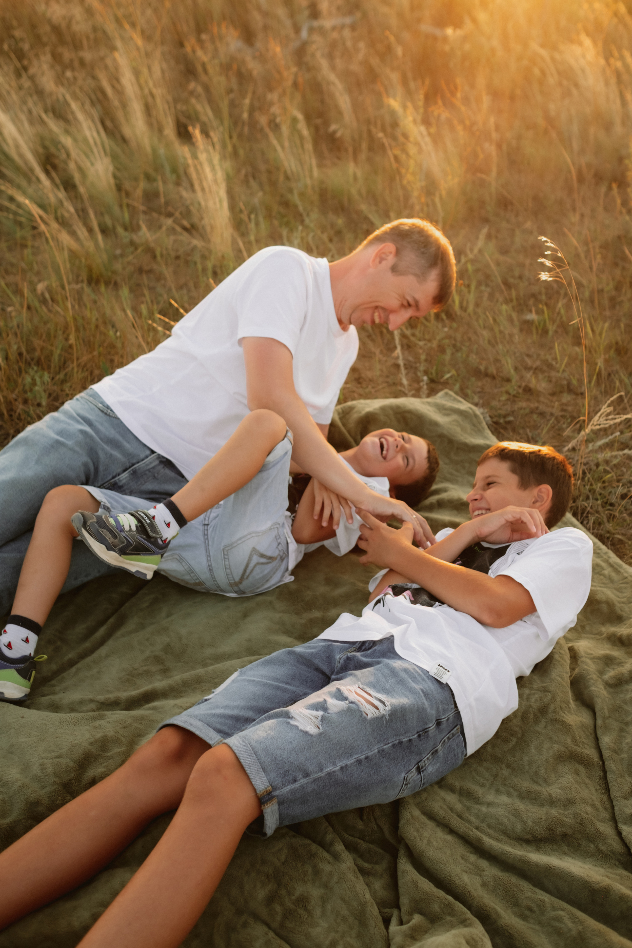 Семейная фотосесиия в поле. Антонина Мезинова фотограф Михайловка и Волгоград