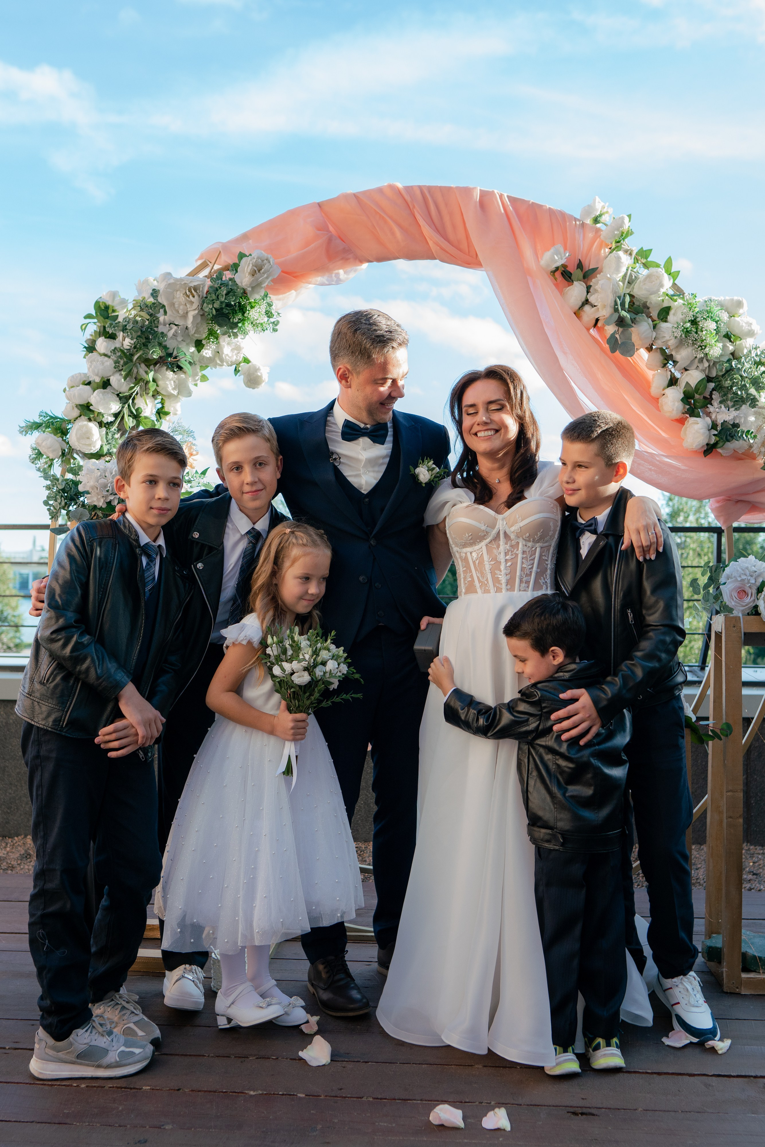 Жених и невеста с детьми на выездной регистрации на шоу Четыре свадьбы