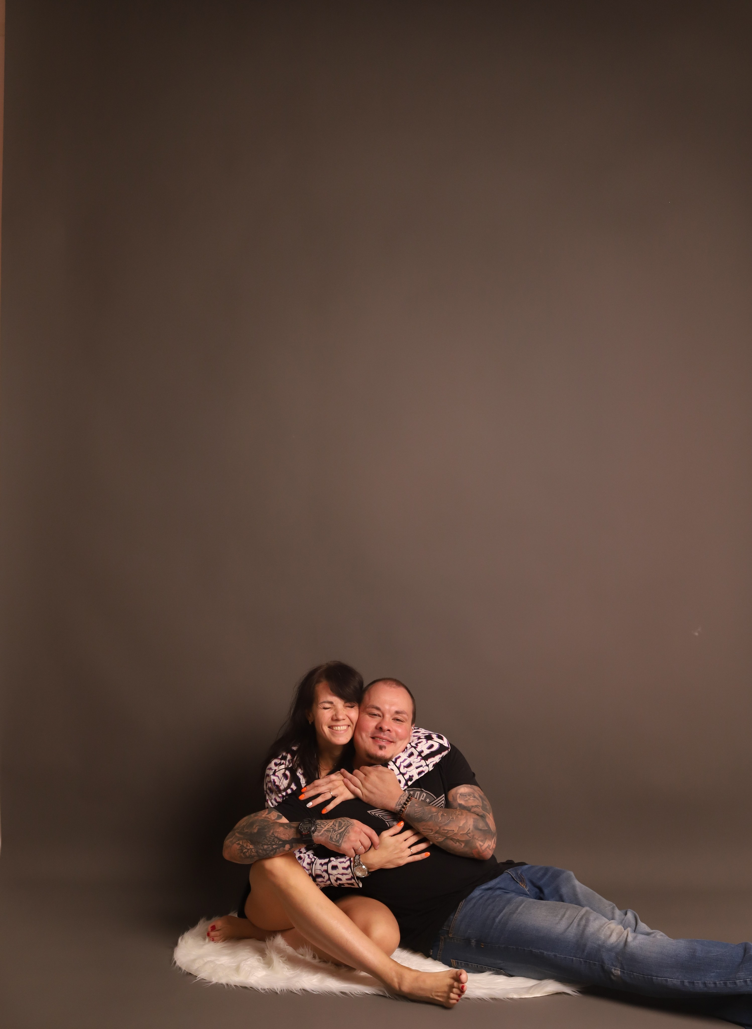 Темно-серый фон. Фотостудия самообслуживания. Студия без фотографа в Твери