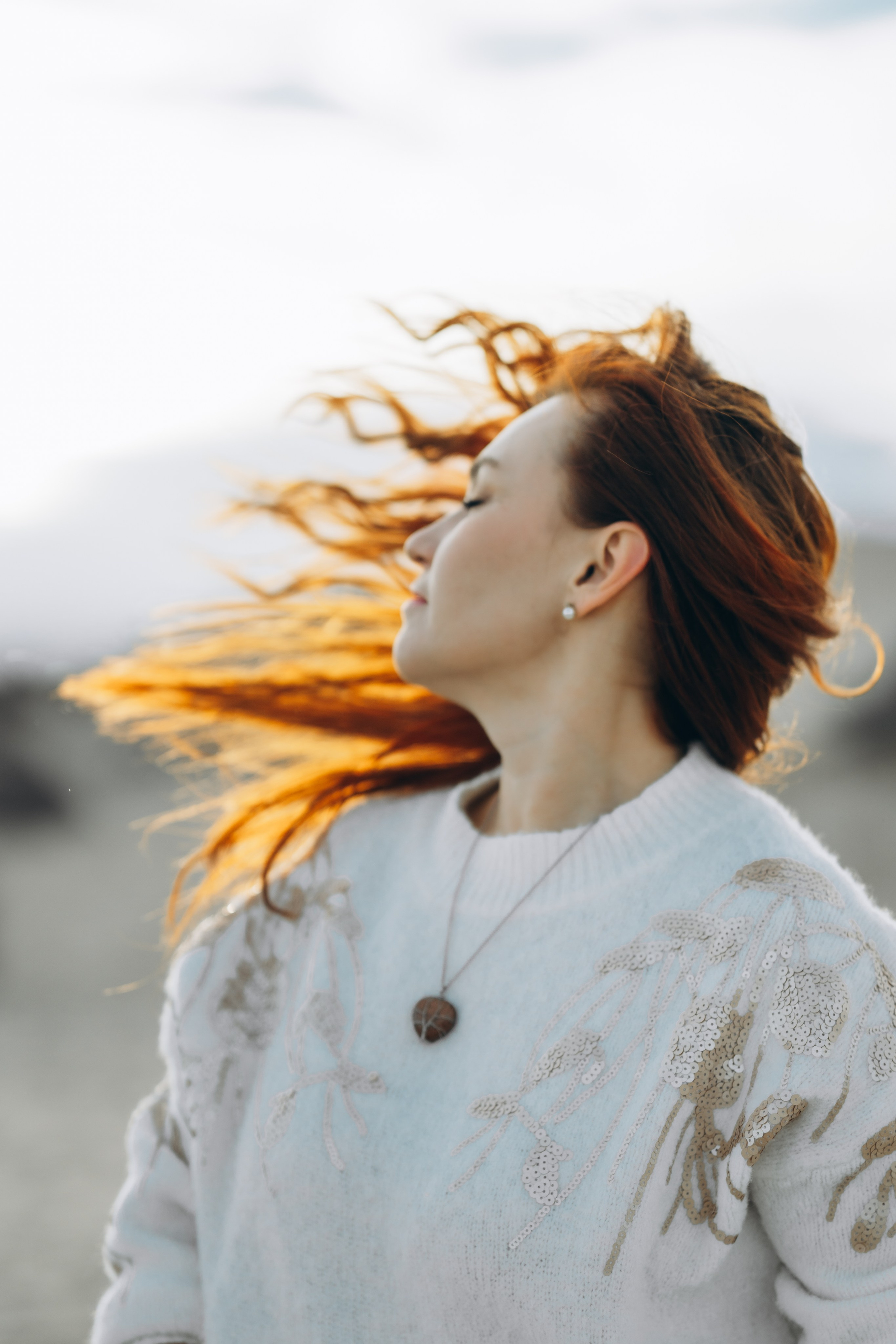 индивидуальная фотосессия рыжие волосы развеваются на ветру у моря