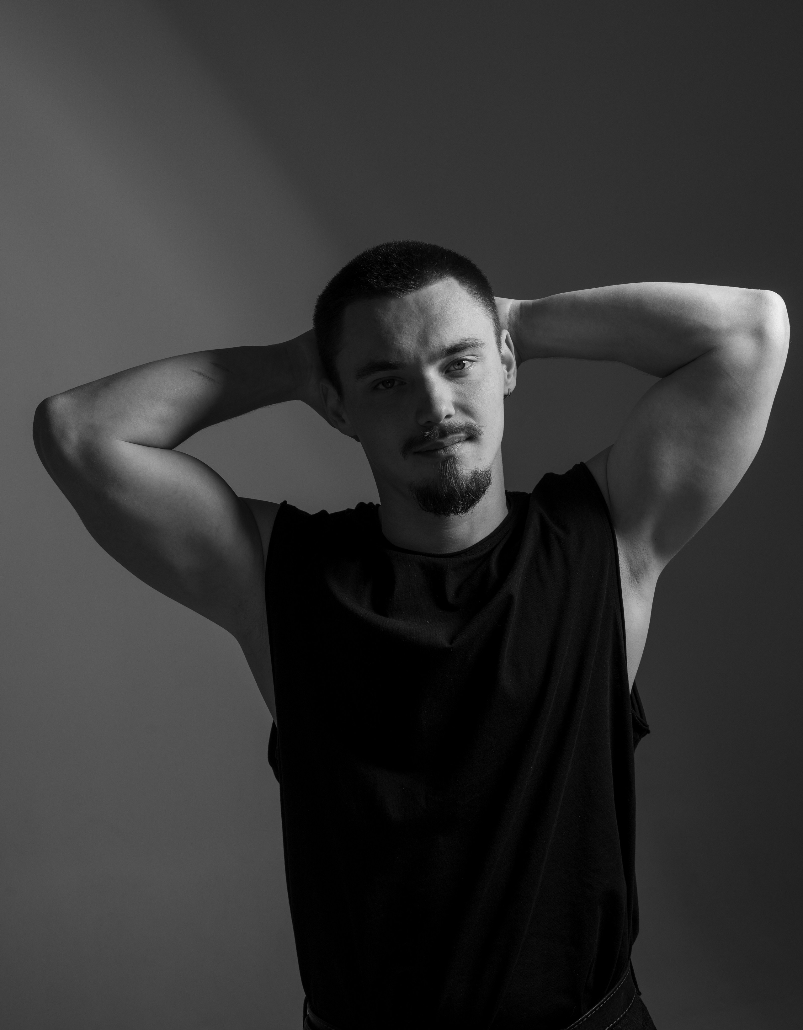 Черно-белая фотография мужчины в черной майке