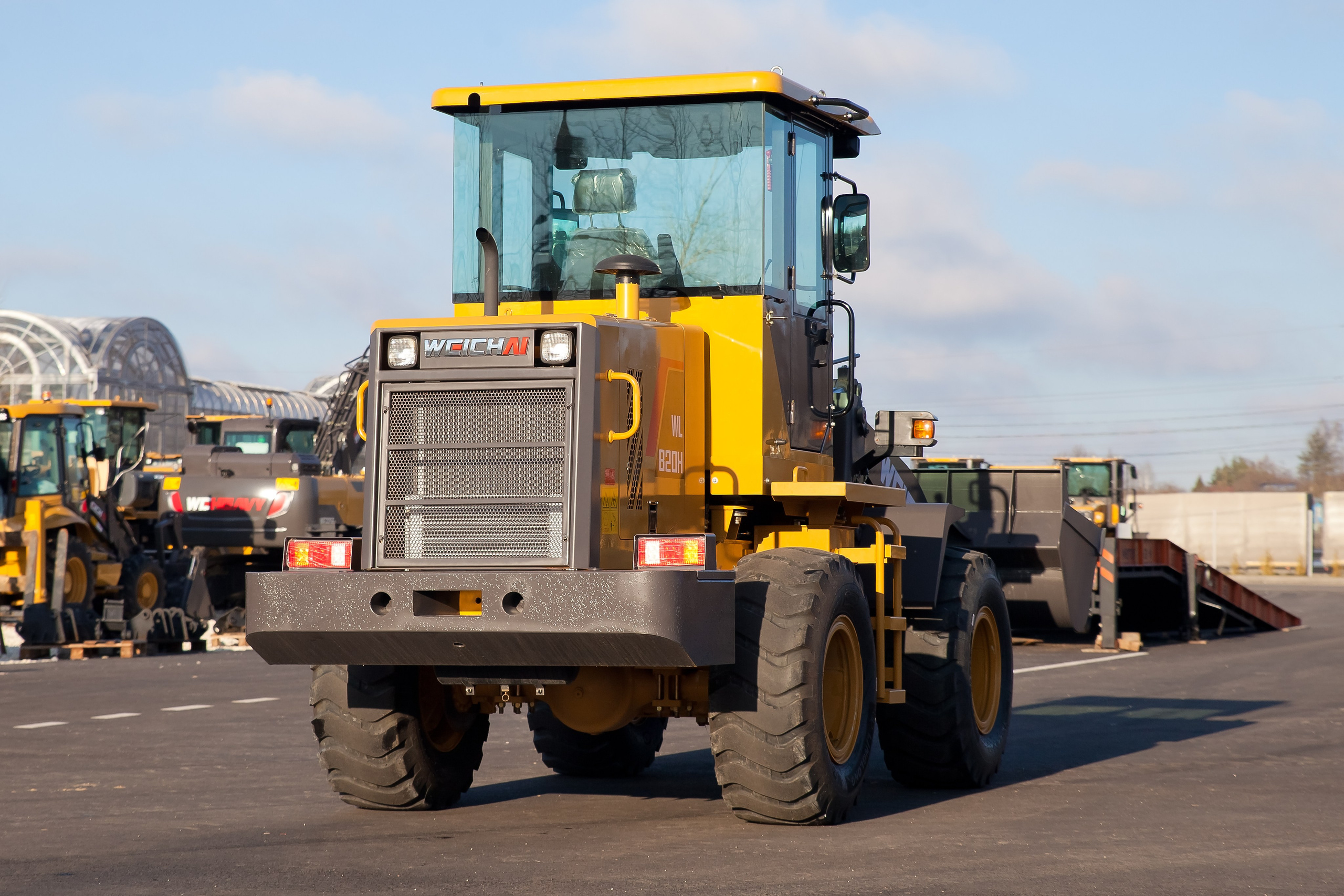 Фото фронт. погр. Weheavy WL820H. Продажа и обслуживание грузовой техники и спецтехники в г. Новосибирск компания СТИ