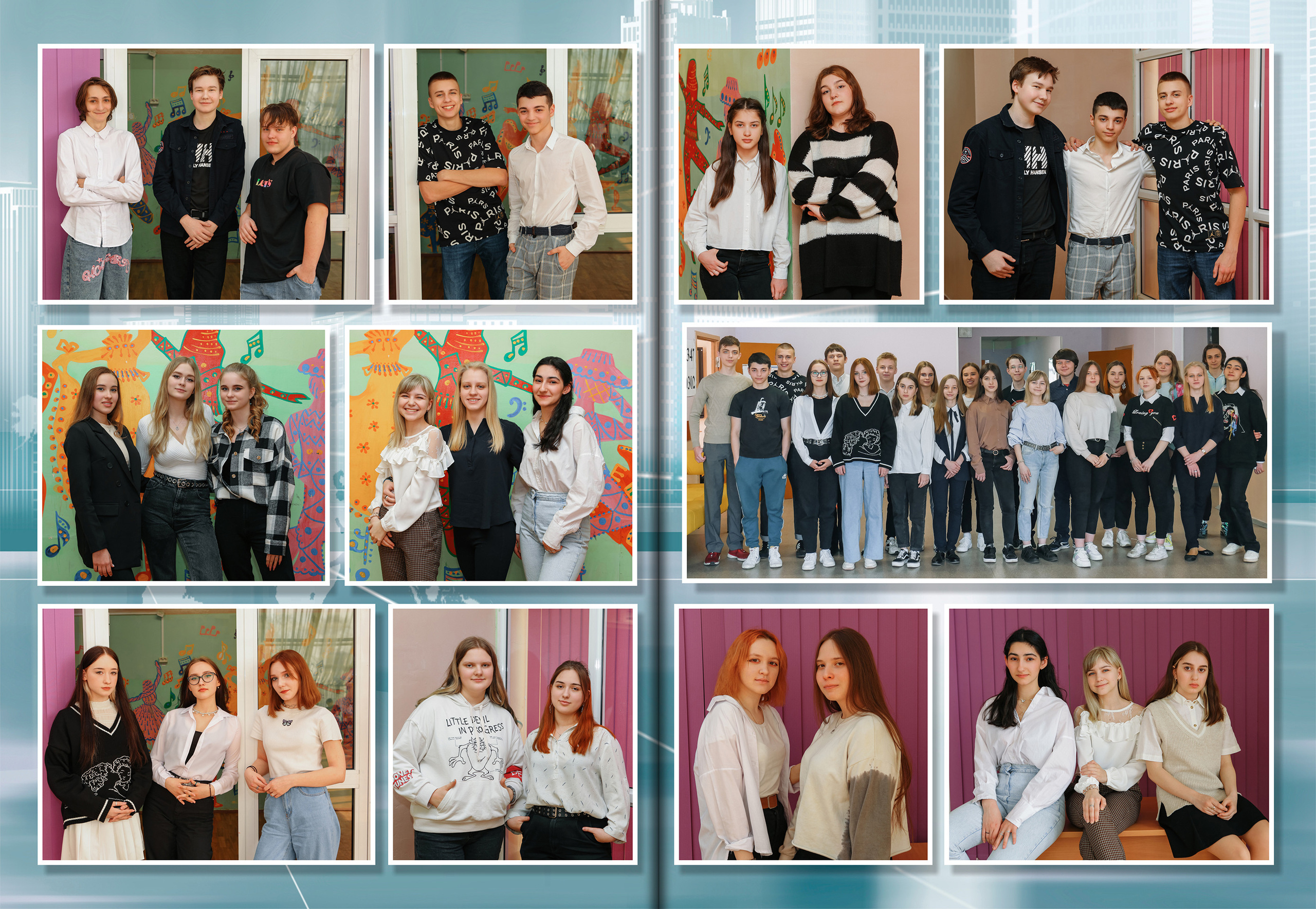 Фото с одноклассниками в актовом зале.