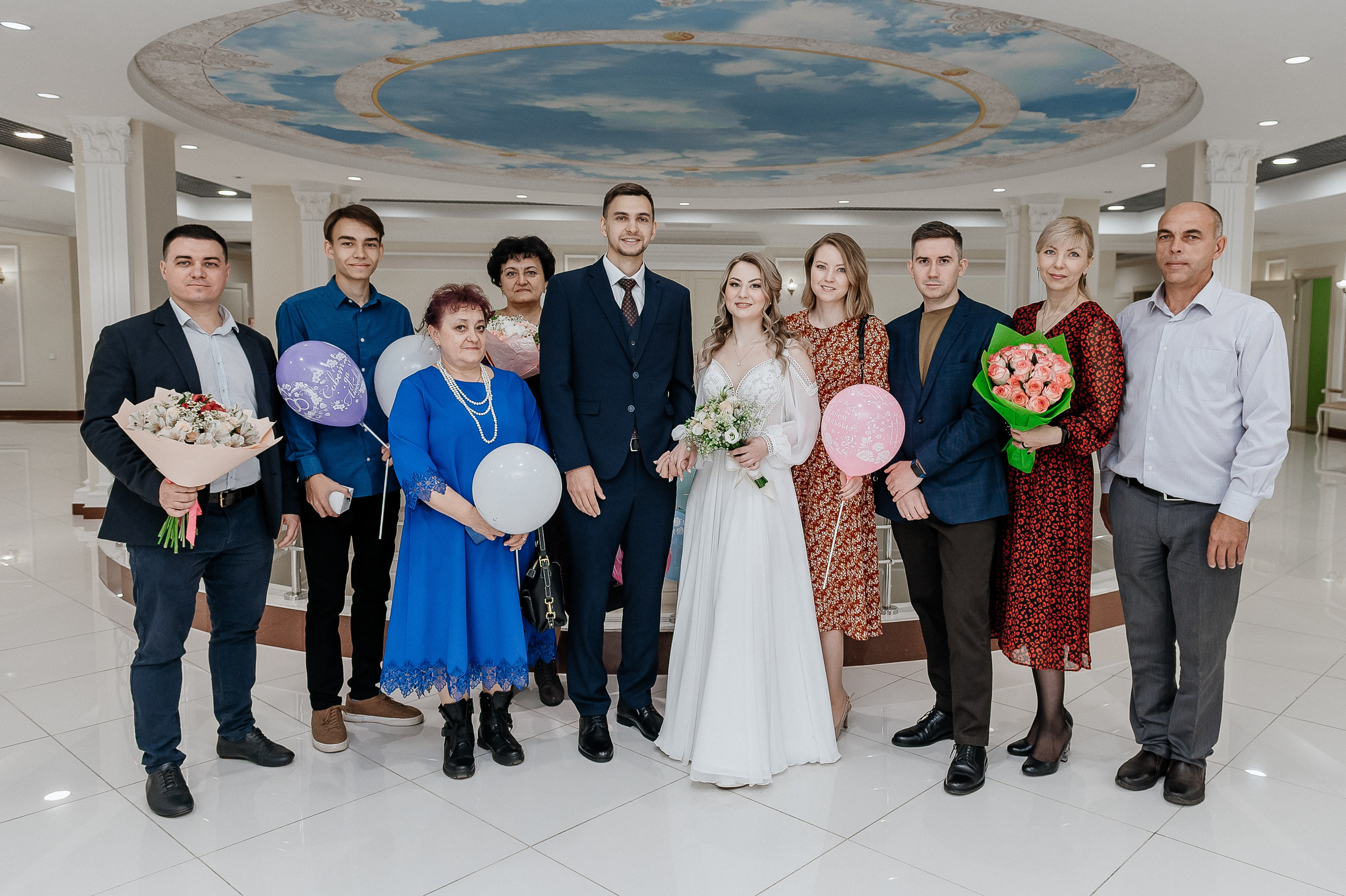 Фото с гостями в реутовском загсе