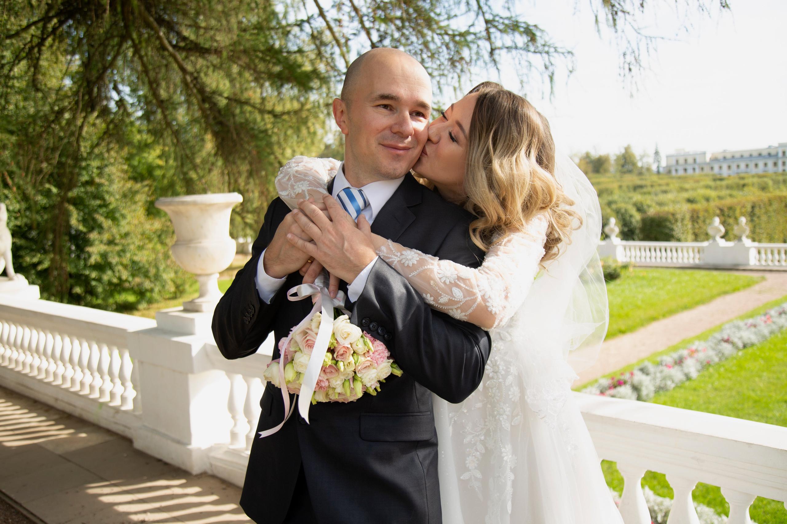Свадебная фотосессия в усадьбе Архангельское в Москве для Елены и Сергея. Фотосессия в студии в Москве от профессионального фотографа услуги по доступным ценам