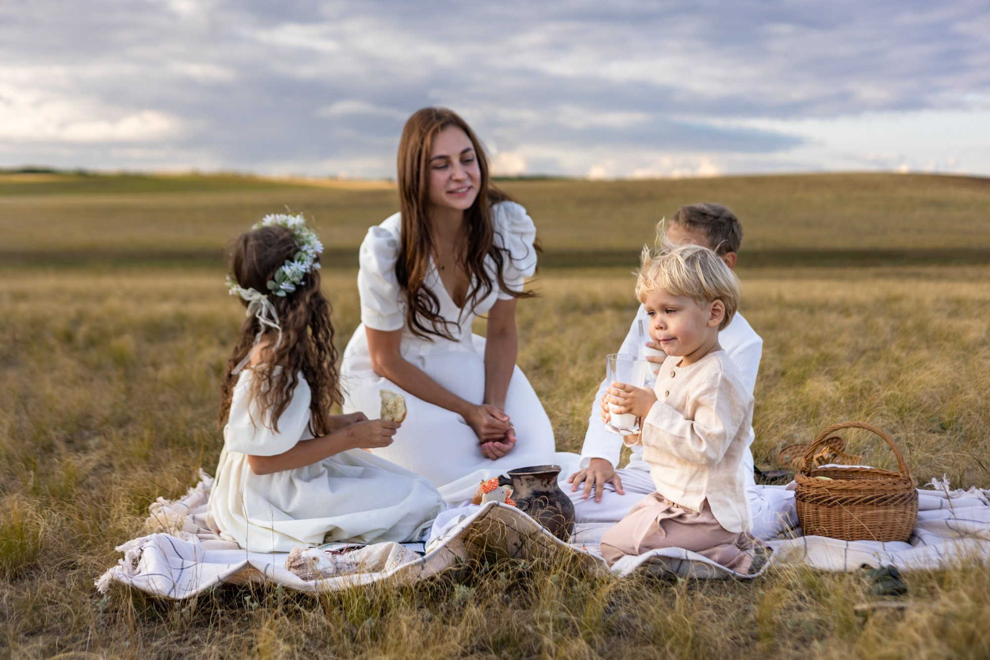 Семейная фотосессия в поле. Фотограф в Оренбурге. Профессиональный фотограф