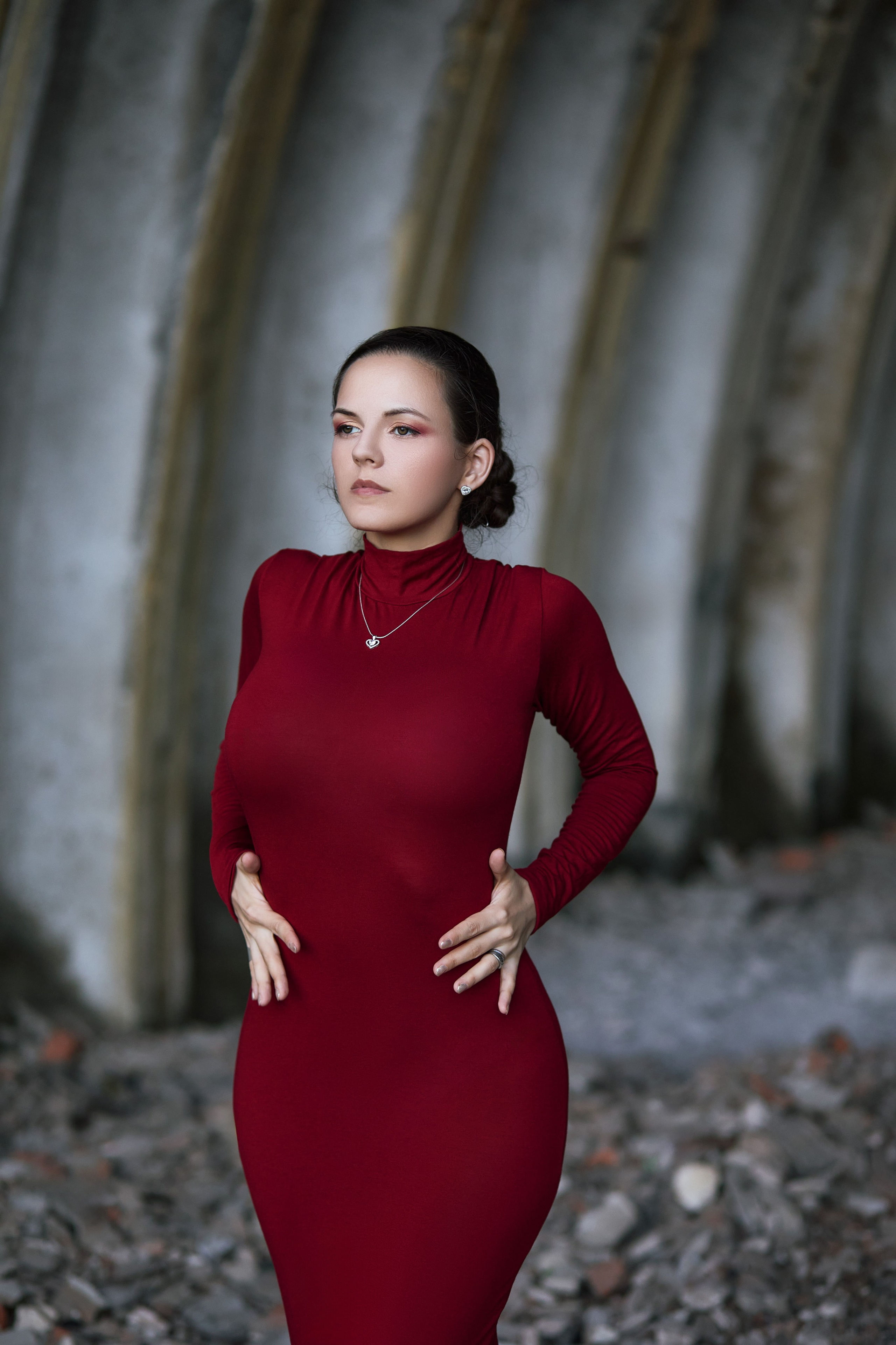 Фото в красном платье в заброшке