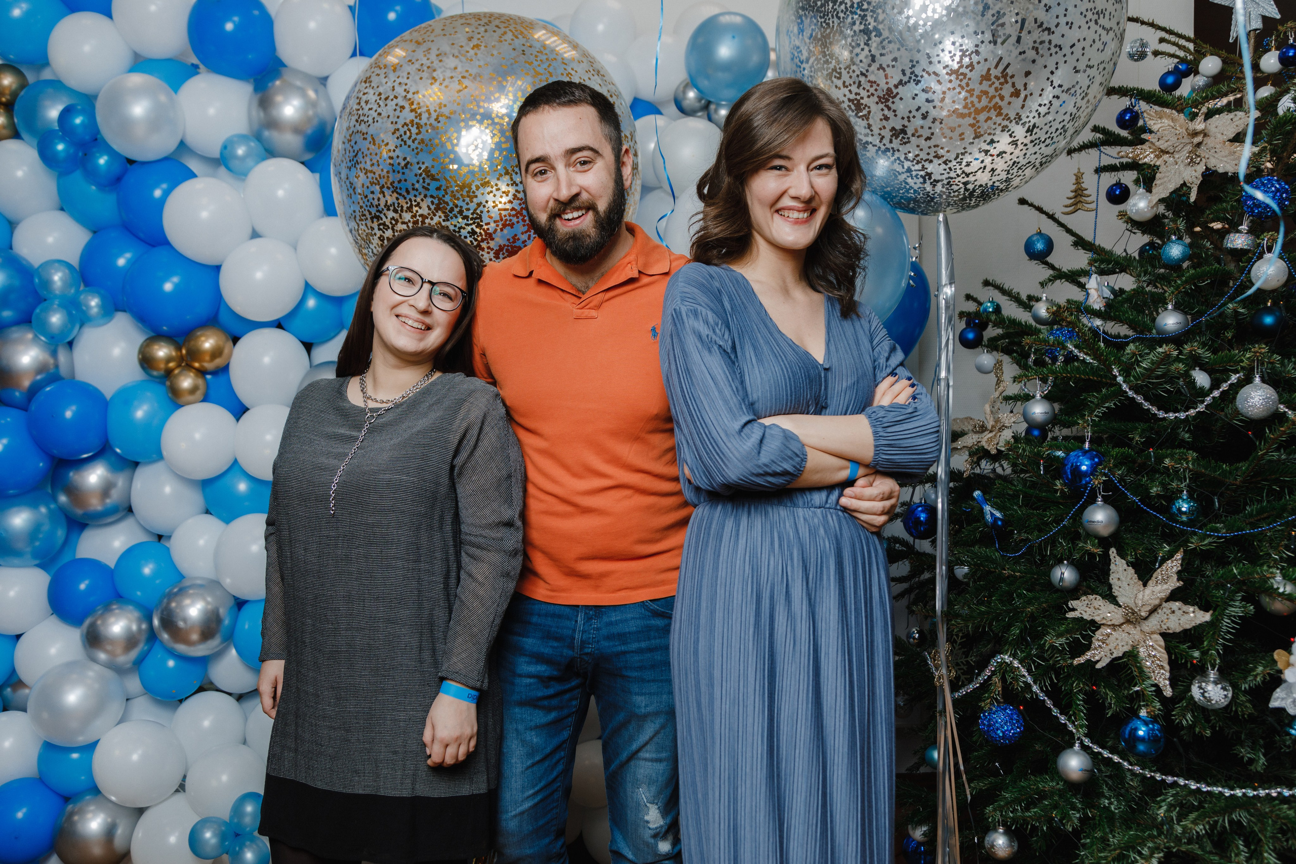 Репортажное фото: гости позируют и веселятся в специально оформленной фотозоне.