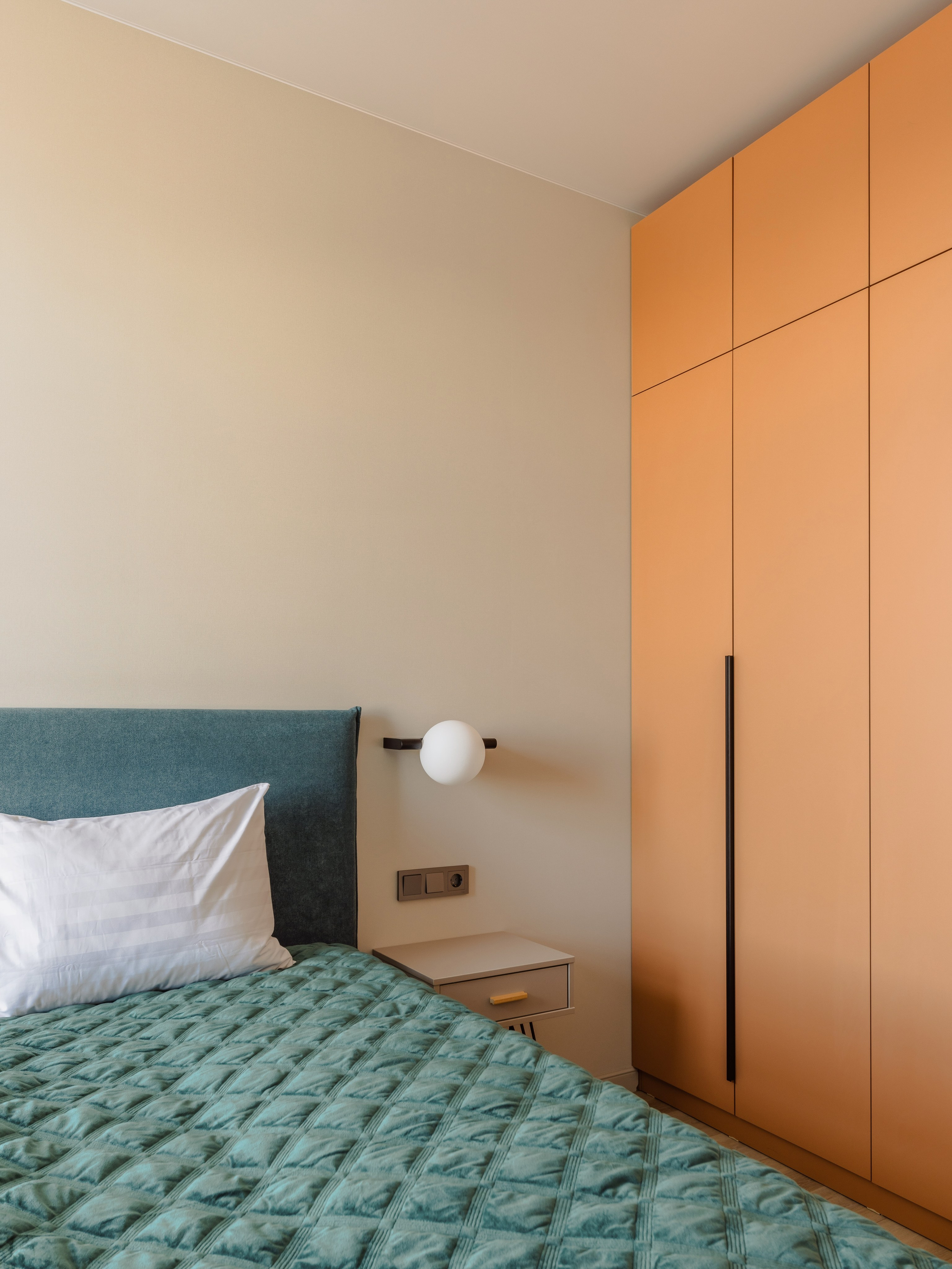 Современный интерьер спальни с видом в ЖК Наследие на Марата — дизайн Ксения Новикова, проект под сдачу,