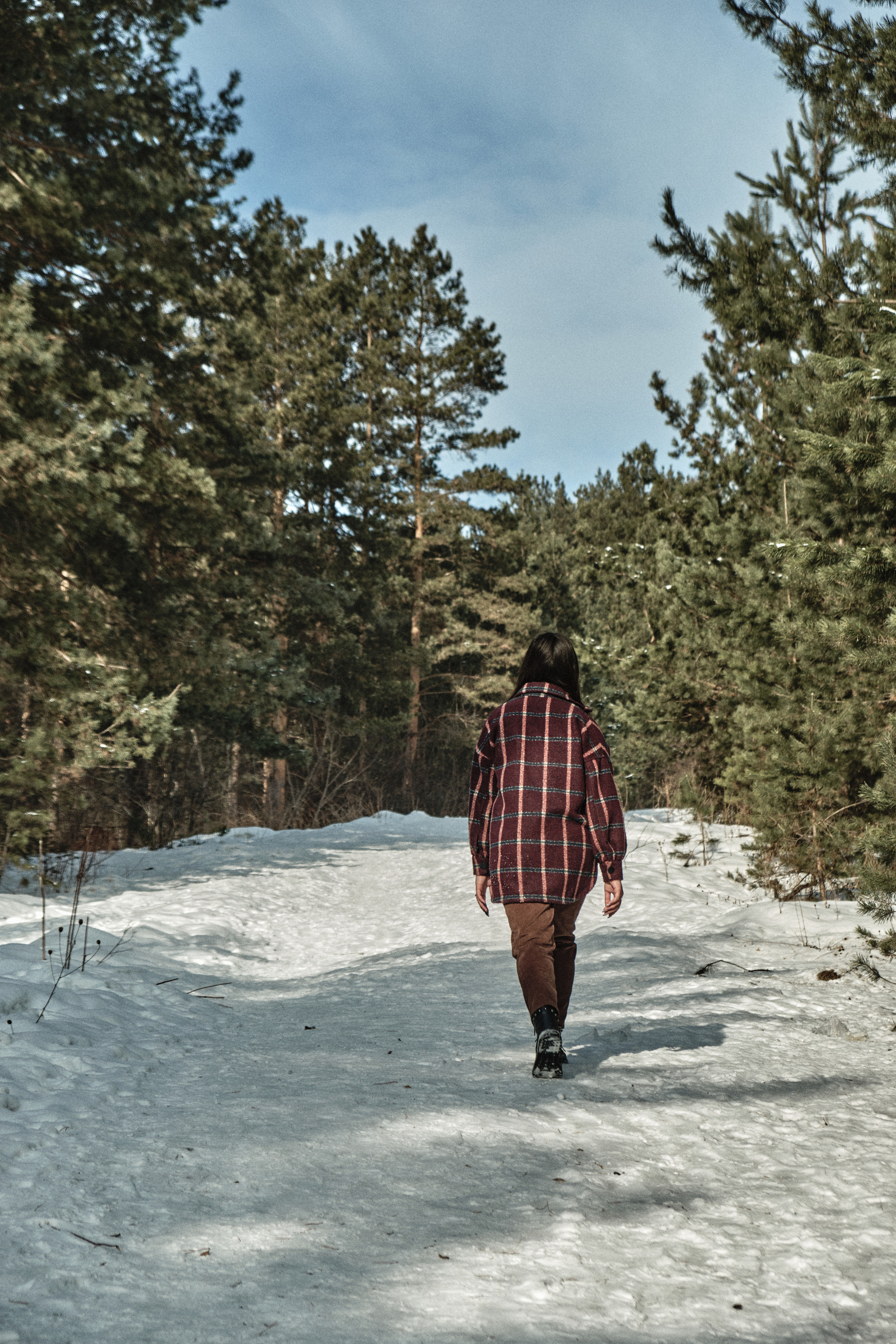Прогулка с Аминой в лесу. Фотосъемка свадеб и семейных фотосессий в Республике Алтай