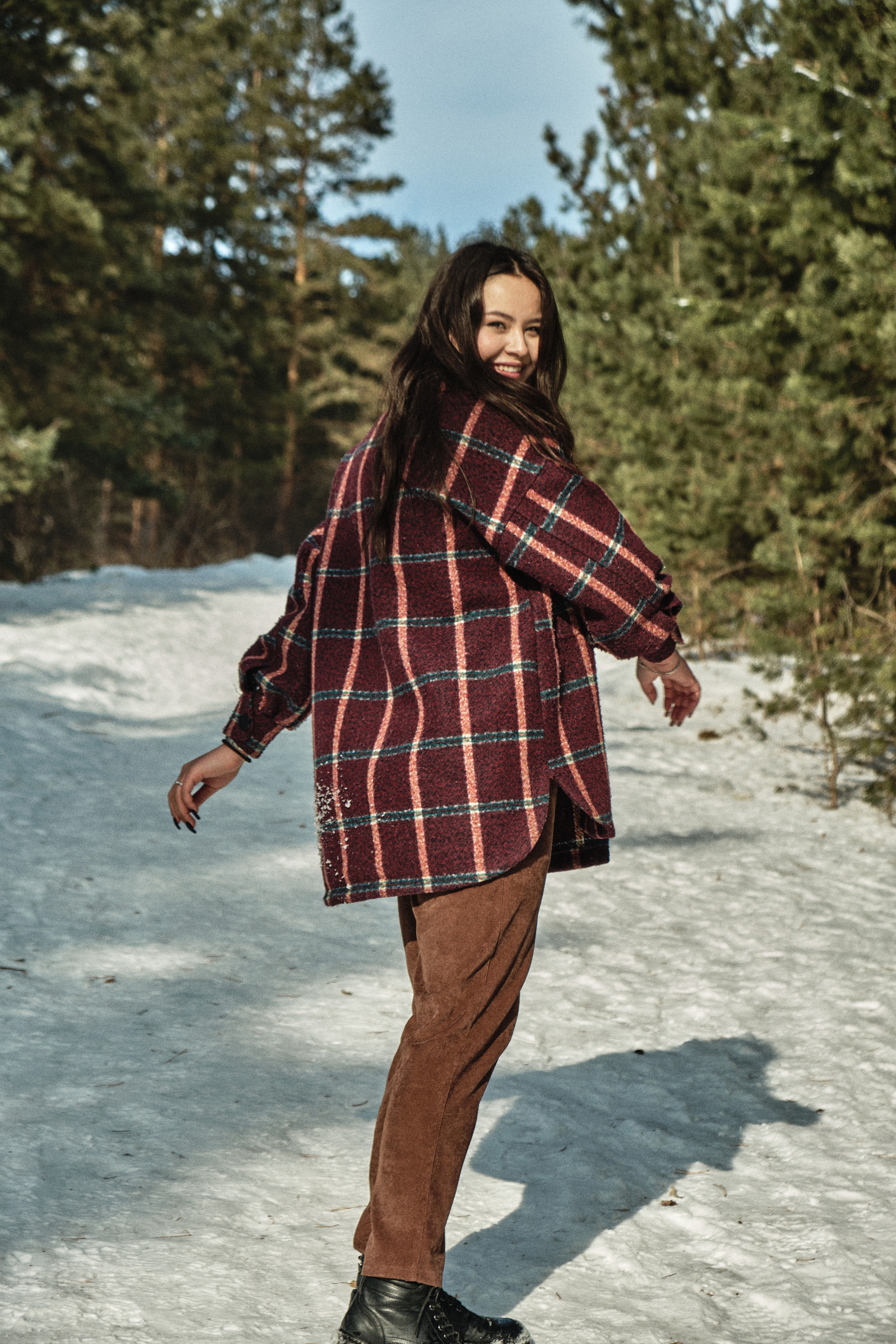 Прогулка с Аминой в лесу. Фотосъемка свадеб и семейных фотосессий в Республике Алтай