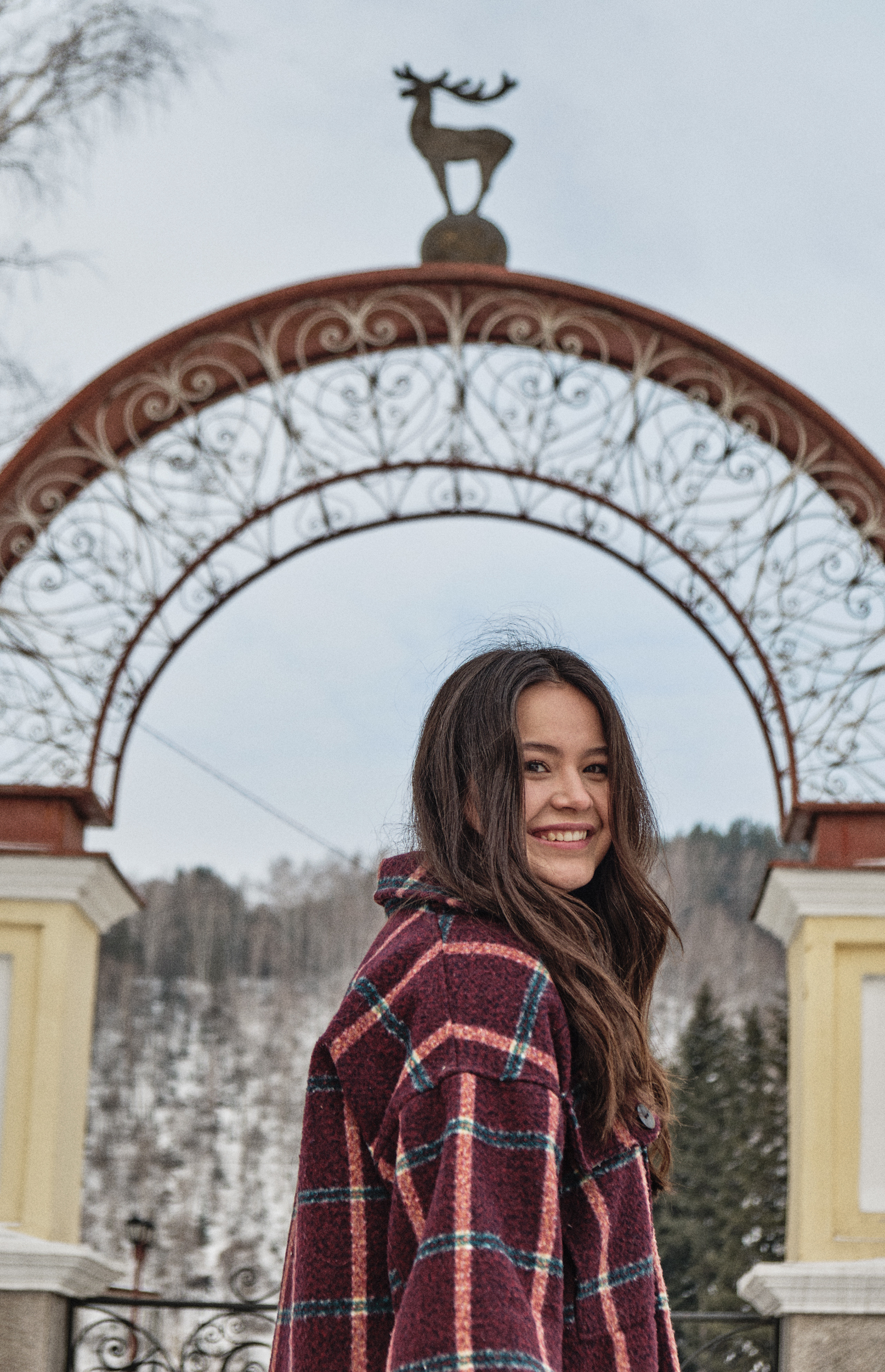 Прогулка с Аминой в лесу. Фотосъемка свадеб и семейных фотосессий в Республике Алтай