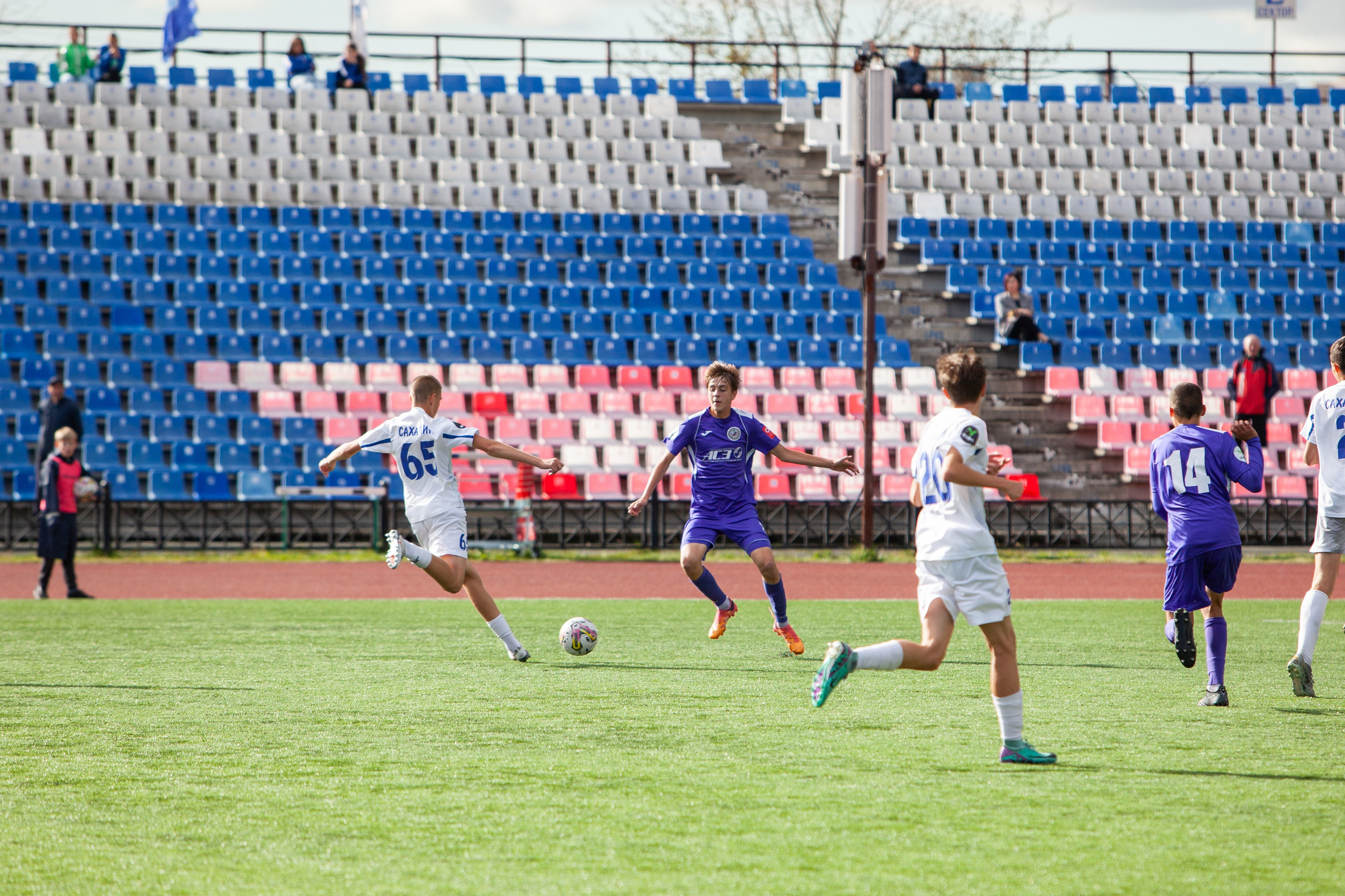 Матч юношеской футбольной лиги между командами СШ «Сахалин» и «СШОР № 1» (Комсомольск-на-Амуре). Кутузов Евгений Фотограф в Южно-Сахалинске