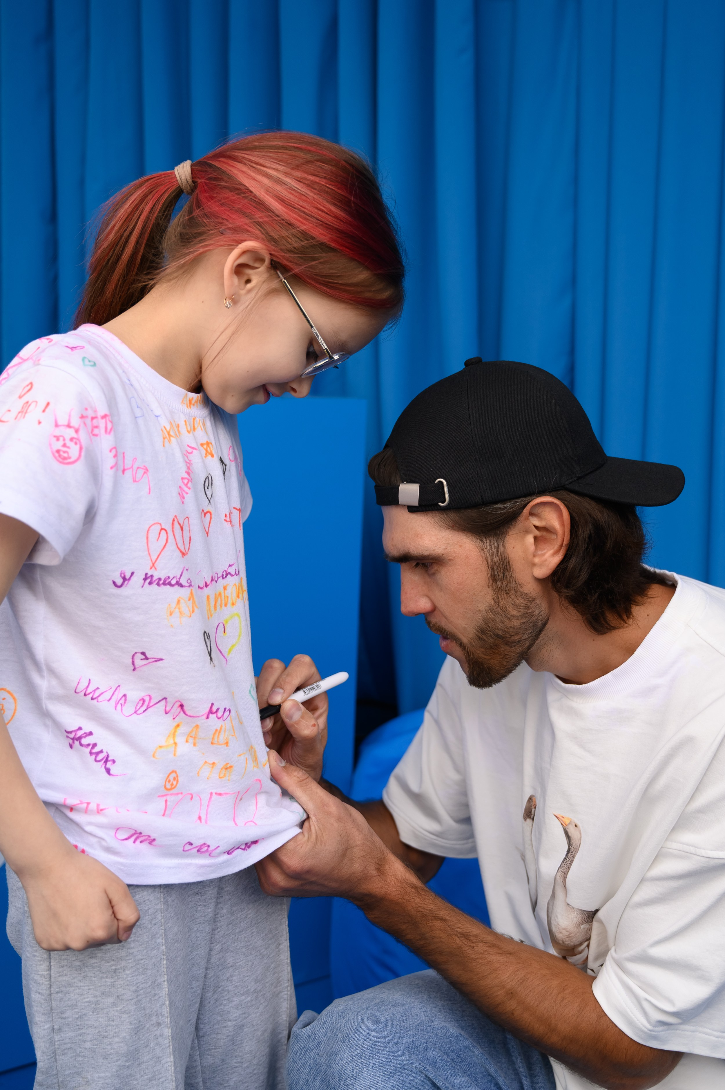 Автограф-сессия и фотосессия с популярными тиктокерами и ютуберами в зоне встреч с подписчиками на фестивале ВКонтакте 2025 года